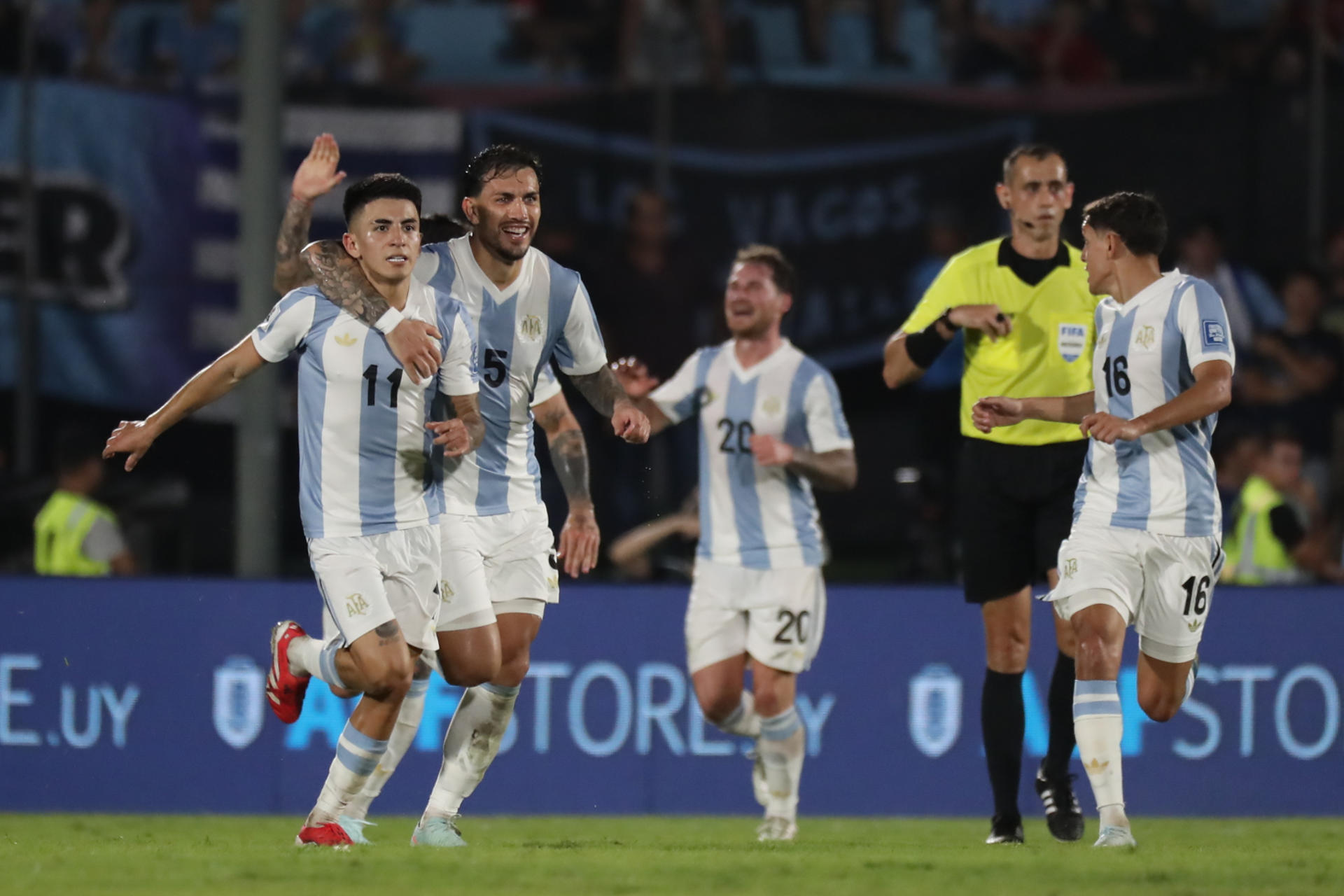 Thiago Almada (i) junto a Leandro Paredes de Argentina celebran un gol este viernes, en un partido de las eliminatorias sudamericanas para el Mundial de 2026. EFE/ Raúl Martínez