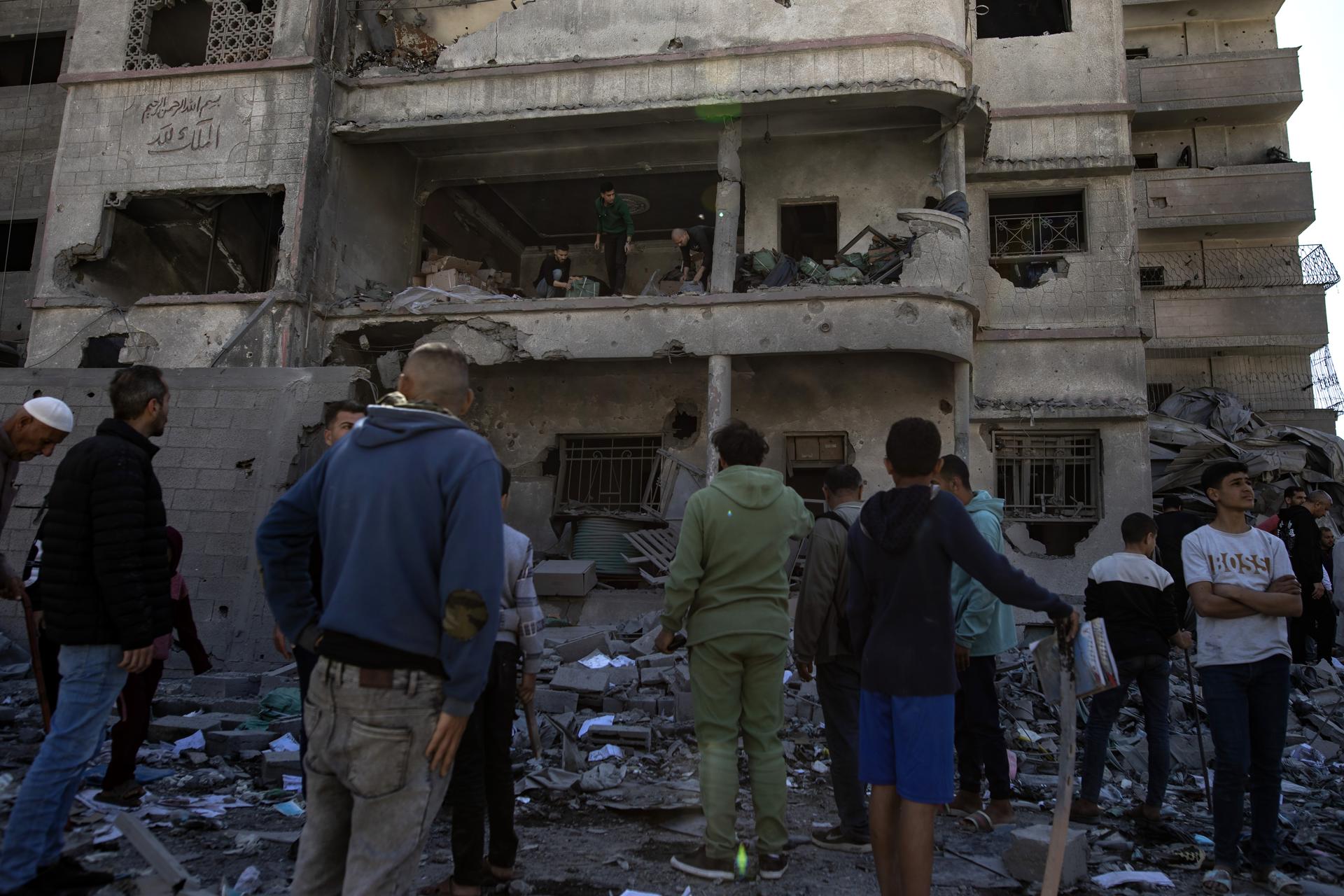 Los palestinos inspeccionan una casa destruida tras un ataque aéreo israelí en la ciudad de Gaza, en el norte de la Franja de Gaza, 19 de marzo de 2025. El 18 de marzo, las fuerzas israelíes reanudaron los ataques aéreos en Gaza, poniendo fin a un alto el fuego que se había mantenido desde el 19 de enero, y matando a más de 400 personas, según informó el Ministerio de Salud palestino en Gaza. EFE/EPA/HAITHAM IMAD
