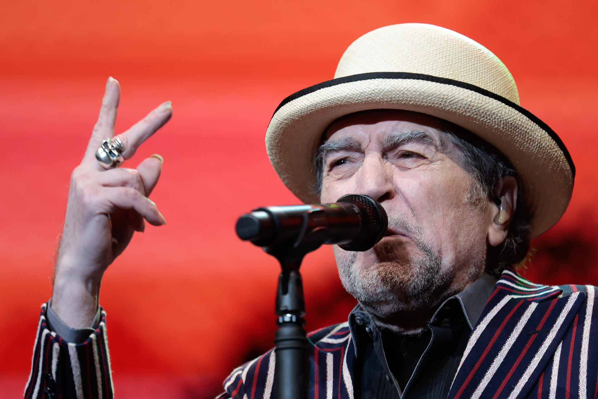 Fotografía de archivo en la que se registró una presentación del cantante español Joaquín Sabina, en Buenos Aires (Argentina). EFE/Juan Ignacio Roncoroni