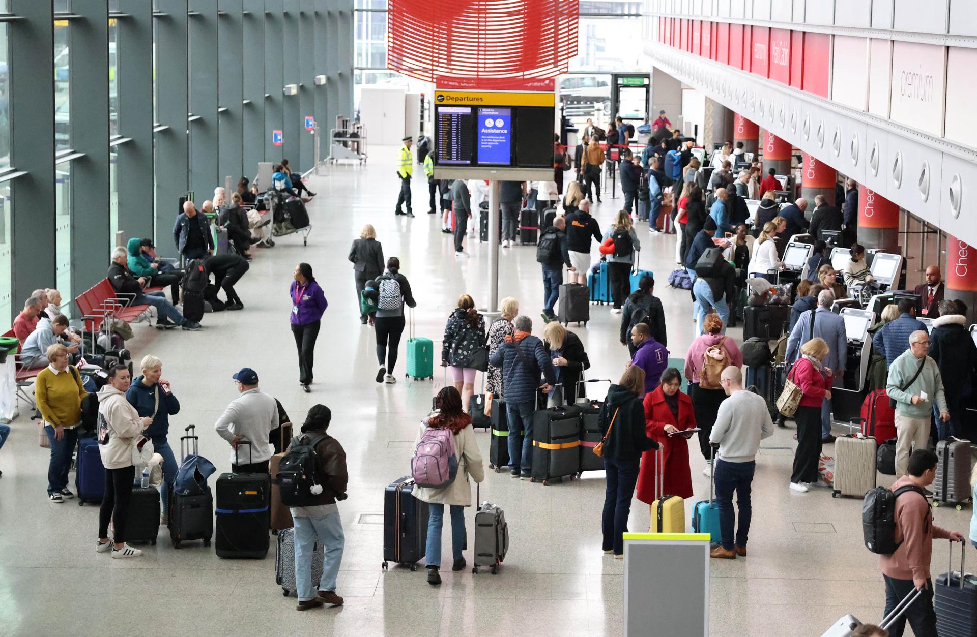 Hounslow (Reino Unido), 22/03/2025. Pasajeros con su equipaje en una sala de embarque del Aeropuerto de Heathrow en Hounslow, Gran Bretaña, el 22 de marzo de 2025. Los vuelos se reanudaron en el Aeropuerto de Heathrow tras un corte de electricidad el 21 de marzo de 2025. Un incendio en una subestación que suministra electricidad a Heathrow obligó a su cierre durante la mayor parte del 21 de marzo, lo que provocó la cancelación de miles de vuelos y dejó varados a pasajeros en todo el mundo. Heathrow es el aeropuerto con mayor tráfico de Europa y el Comando Antiterrorista de la Policía Metropolitana lidera la investigación para determinar la causa del incendio en la subestación eléctrica. (Terrorismo, Reino Unido) EFE/EPA/NEIL HALL