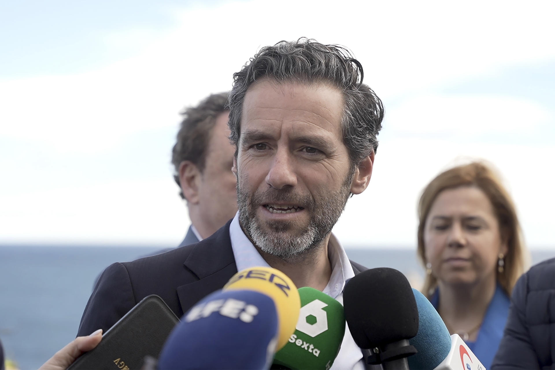 El portavoz y vicesecretario de Cultura de los populares, Borja Semper (c), atiende a los medios durante su participación en un acto organizado por el Partido Popular Europeo este viernes en el Palacio de La Magdalena en Santander. EFE/ Roman G. Aguilera