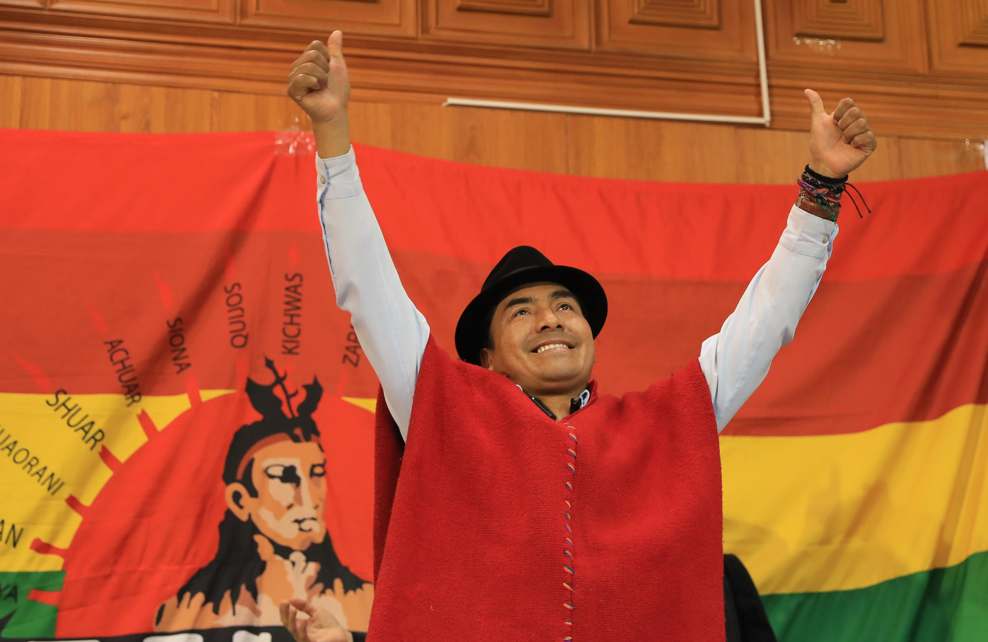 El presidente de la Confederación de Nacionalidades Indígenas del Ecuador, Leonidas Iza, saluda en un acto en la Asamblea Popular Plurinacional este miércoles, en Quito. EFE/ José Jácome