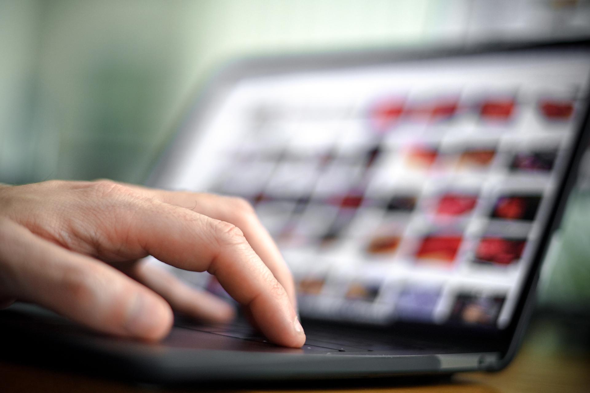 Imagen de archivo de la pantalla de un ordenador con imágenes de pornografía infantil. EFE/EPA/SASCHA STEINBACH