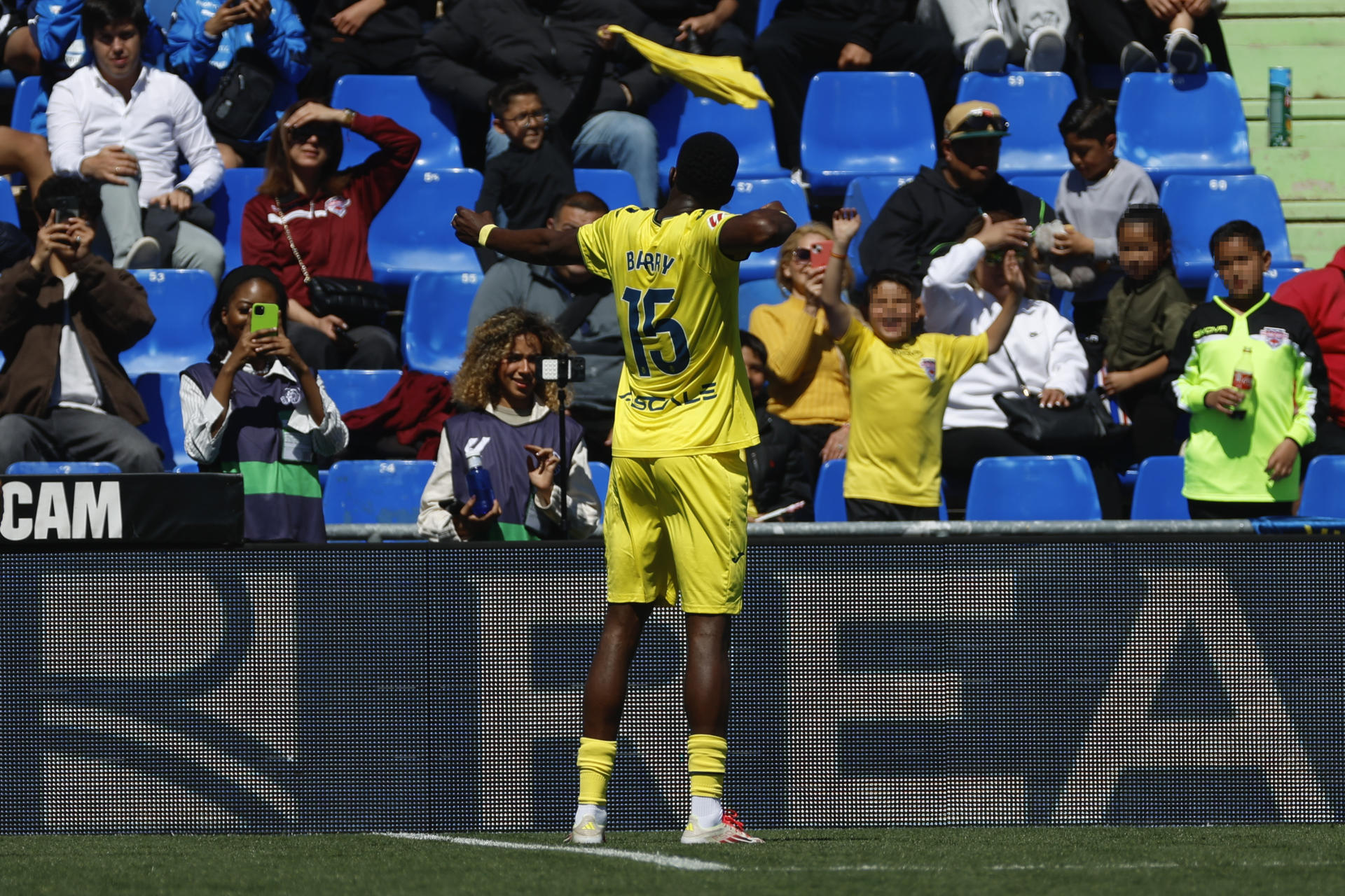 El delantero francés del Villarreal Thierno Barry celebra su gol ante el Getafe (1-2), durante el partido de la jornada 29 de LaLiga disputado este domingo en el estadio Coliseum. EFE/Mariscal