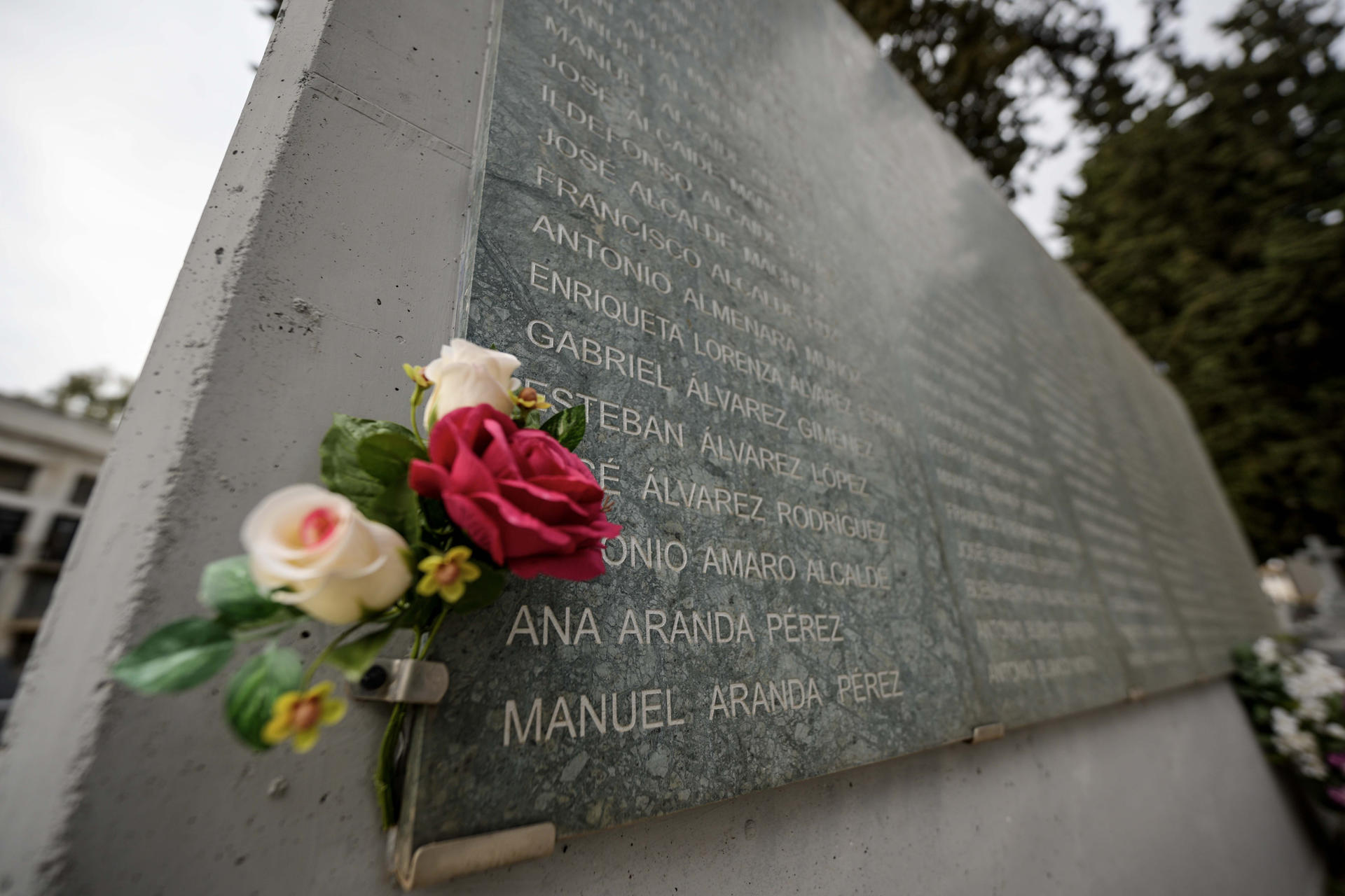 Imagen de archivo del muro de la memoria del cementerio de La Salud de Córdoba . EFE/Rafa Alcaide