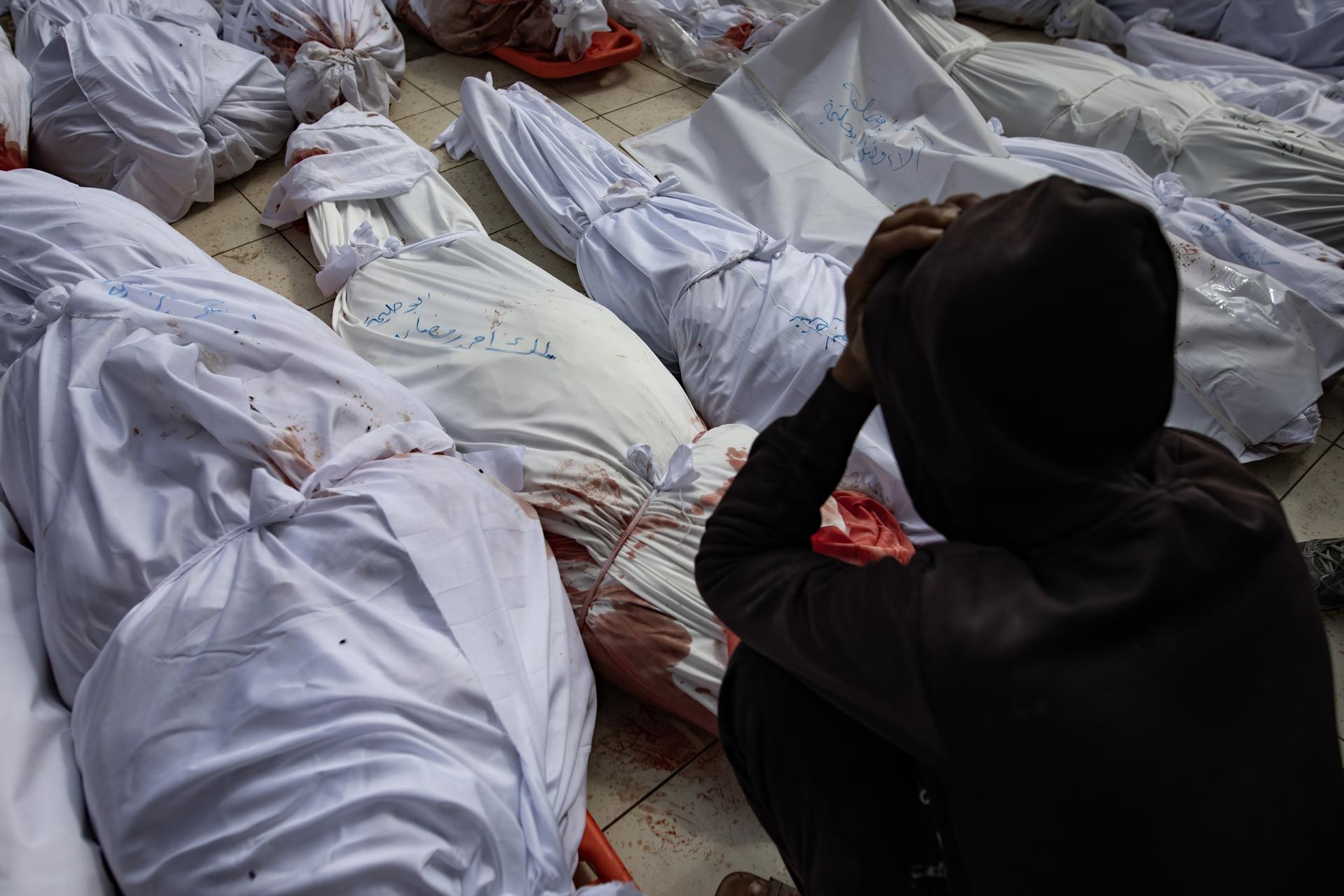 Imagen de los cuerpos amortajados de palestinos muertos en los ataques aéreos israelíes durante la noche en el norte de la Franja de Gaza, el 20 de marzo de 2025. EFE/EPA/HAITHAM IMAD