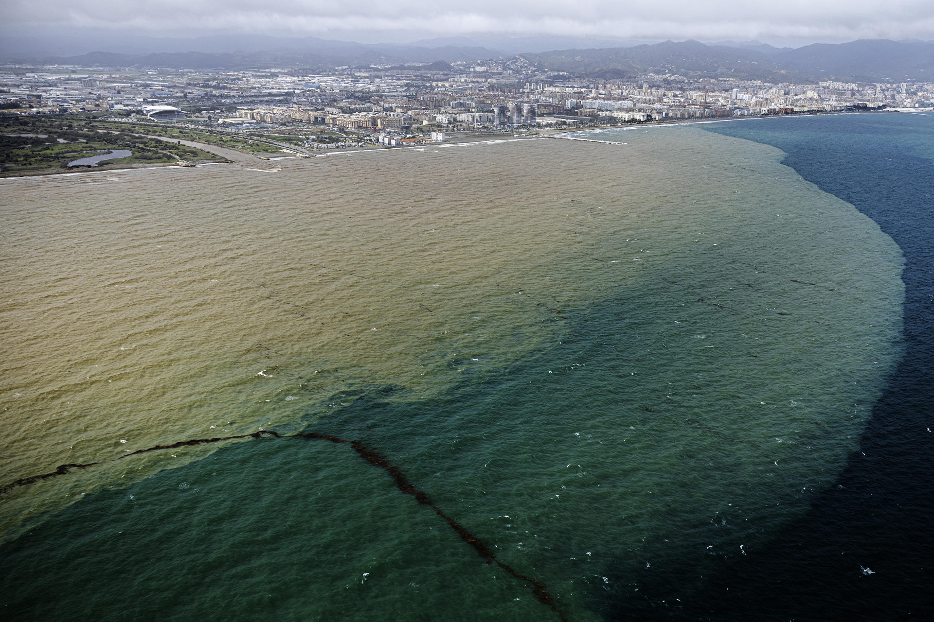 Vista aérea de la desembocadura del río Guadalhorce en el mar del Alborán, donde se puede apreciar el fuerte contraste del agua procedente de la riada, tomada en un vuelo de reconocimiento con la Unidad Aérea de la Guardia Civil realizado por la zona afectada por el temporal. EFE/Jorge Zapata.