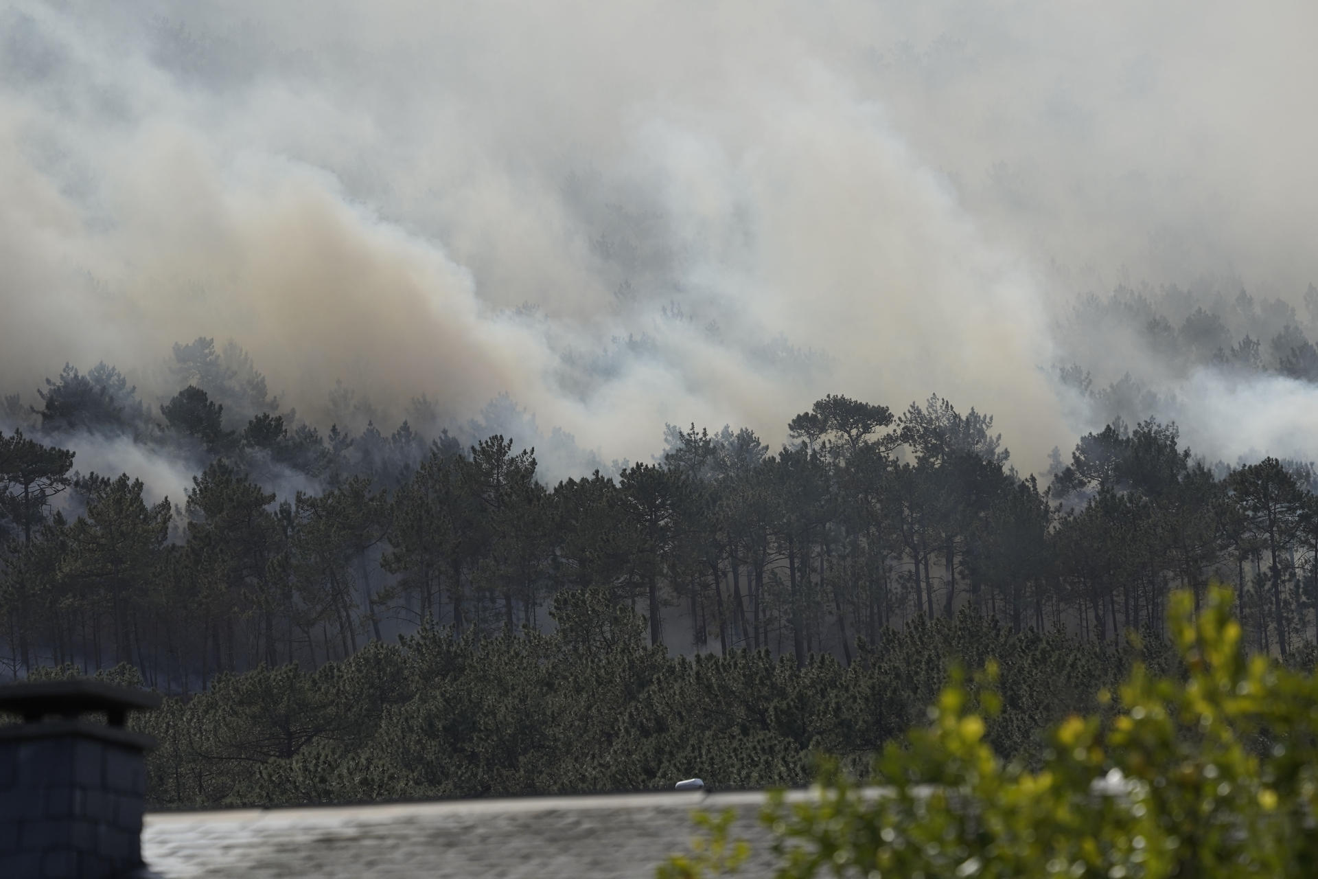 Imagen de archivo de un incendio forestal en Asturias. EFE/Paco Paredes