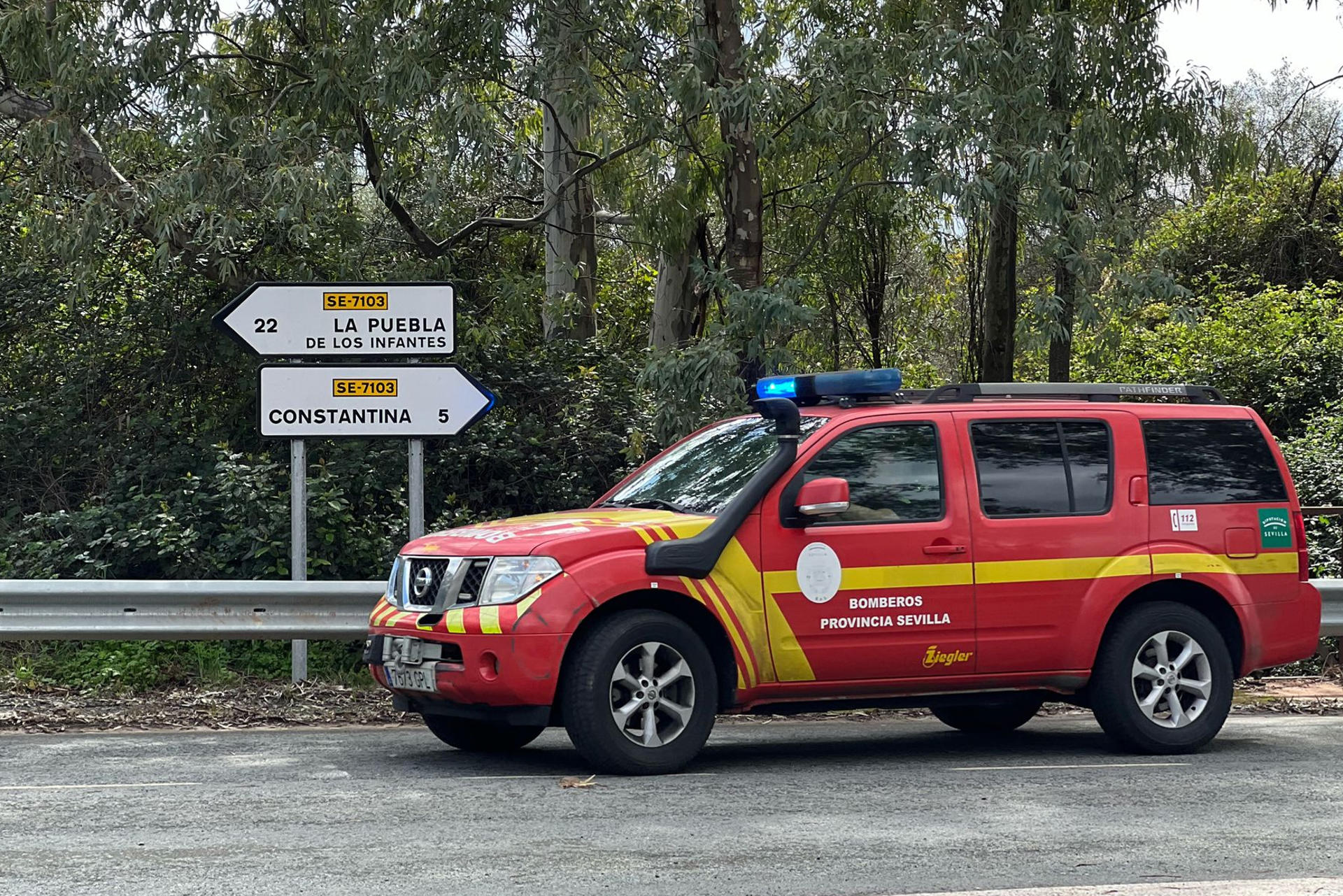 Los bomberos que buscan a un matrimonio que ha sido arrastrado por el agua de un arroyo este martes en Constantina (Sevilla) han encontrado el cadáver de una persona cerca de la zona donde desapareció el vehículo. EFE/ Roberto Ruiz