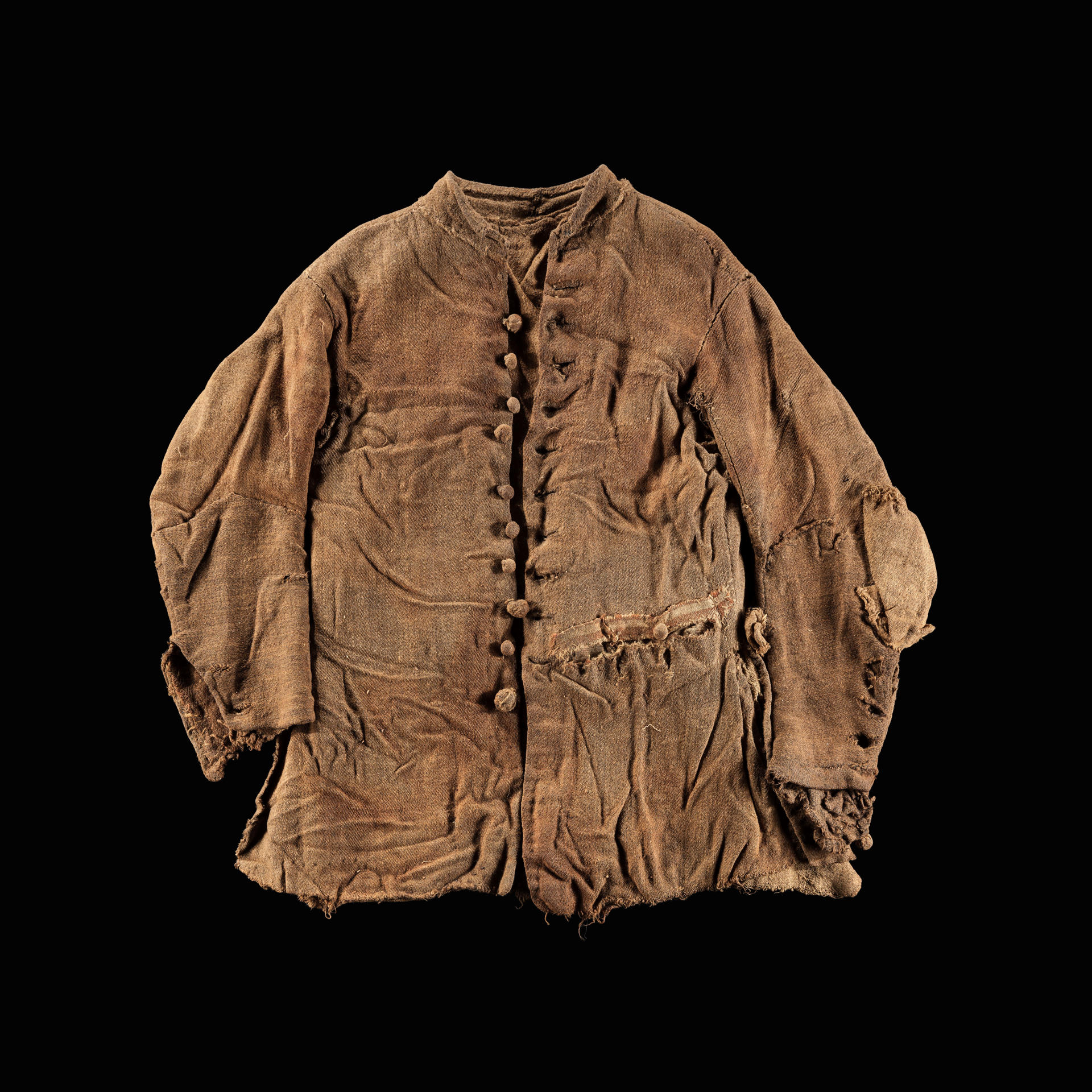 Chaqueta larga encontrada en Arnish Moor, en la isla de Lewis, una de las piezas de vestimenta preservadas en la turbera desde el siglo XVIII. Una exposición en la isla escocesa de Lewis reabre el misterio sobre un asesinato ocurrido hace 250 años al exhibir la boina de lana y los objetos personales de un joven con educación académica cuyo cuerpo fue encontrado en una turbera en 1964. EFE/ National Museums Scotland SOLO USO EDITORIAL/SOLO DISPONIBLE PARA ILUSTRAR LA NOTICIA QUE ACOMPAÑA (CRÉDITO OBLIGATORIO)