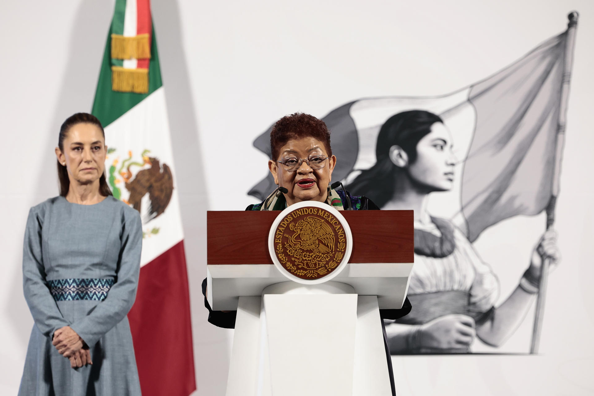 La consejera jurídica de la Presidencia, Ernestina Godoy, habla durante una rueda de prensa este lunes, en Palacio Nacional,en Ciudad de México (México). EFE/ José Méndez