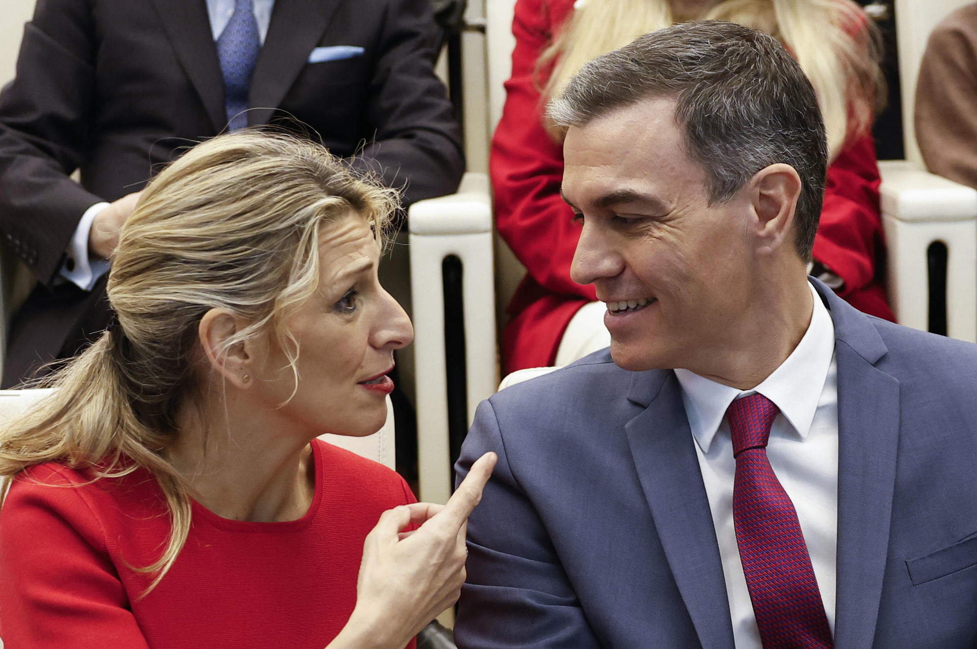 El presidente del Gobierno Pedro Sánchez (d) conversa con la vicepresidenta segunda y ministra de Trabajo, Yolanda Díaz (i), durante un reciente acto público. EFE/ Chema Moya