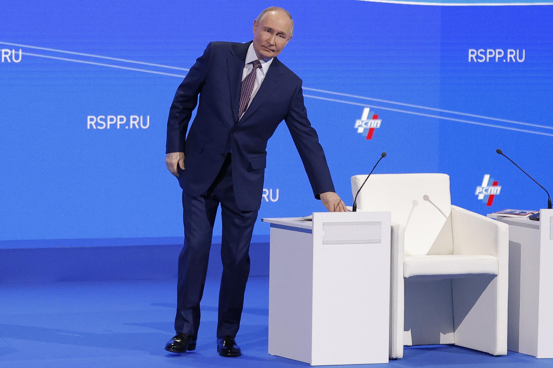 El presidente ruso Vladimir Putin asiste al Congreso de la Unión de Industriales y Empresarios de Rusia en Moscú, Rusia, 18 de marzo de 2025. (Rusia, Moscú) EFE/EPA/MAXIM SHEMETOV/REUTERS POOL FOTO DE LA ALBERCA