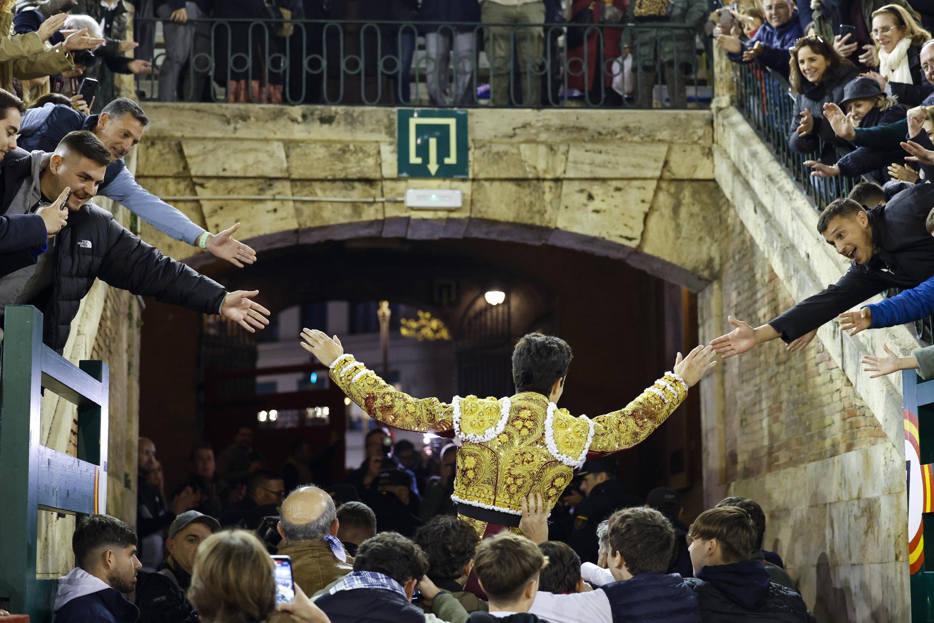 El diestro Tomás Rufo es llevado a hombros tras cortar dos orejas en la corrida de la Feria de Fallas con toros de Jandilla en la que ha compartido cartel con Jose María Manzanares y Roca Rey. EFE/Ana Escobar