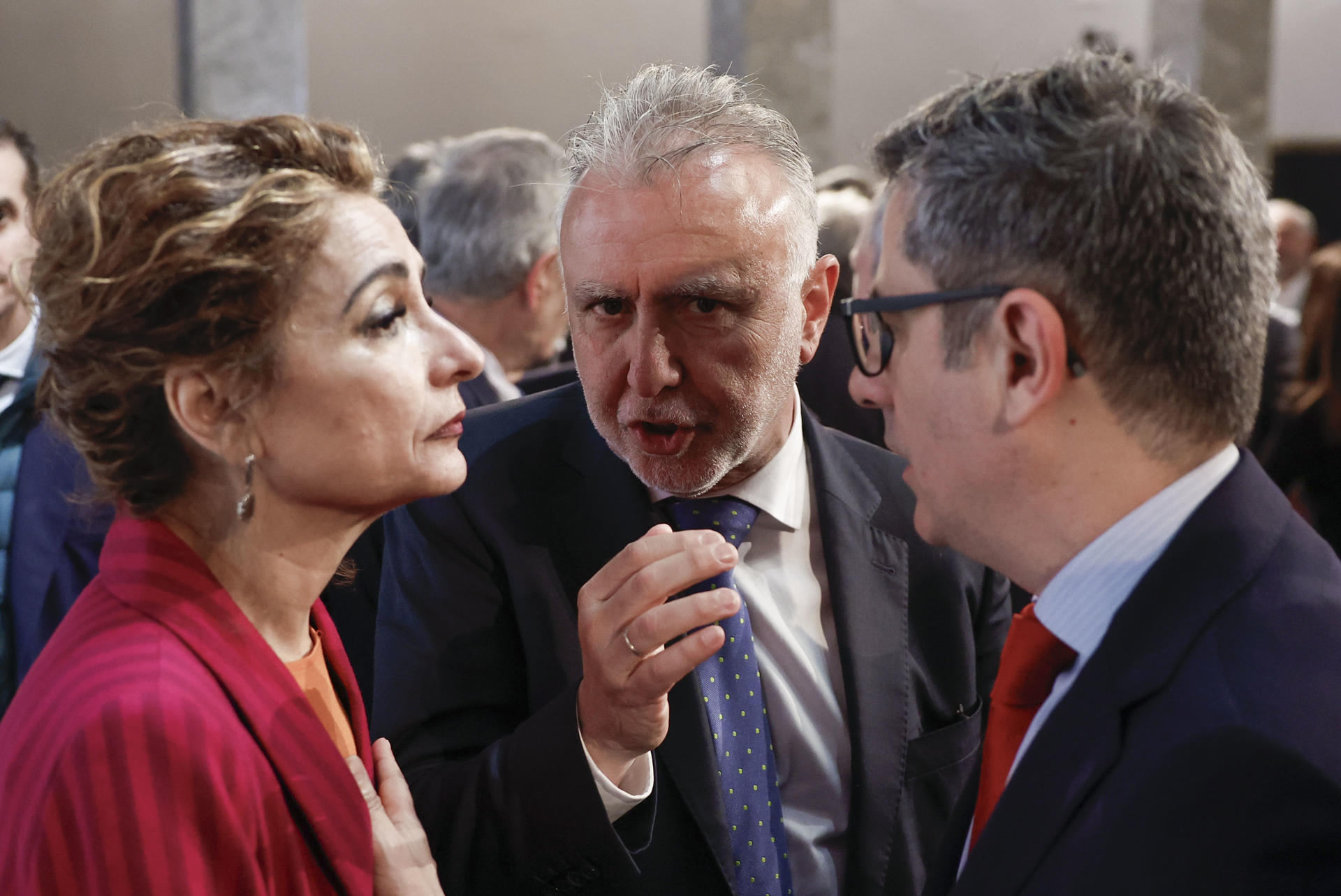 (De izq a der) La vicepresidenta primera y ministra de Hacienda, María Jesús Montero, y los ministros de Política Territorial y Memoria Democrática, Ángel Victor Torres, y de Presidencia, Justicia y Relaciones con las Cortes, Félix Bolaños este jueves en Madrid. EFE/ Chema Moya
