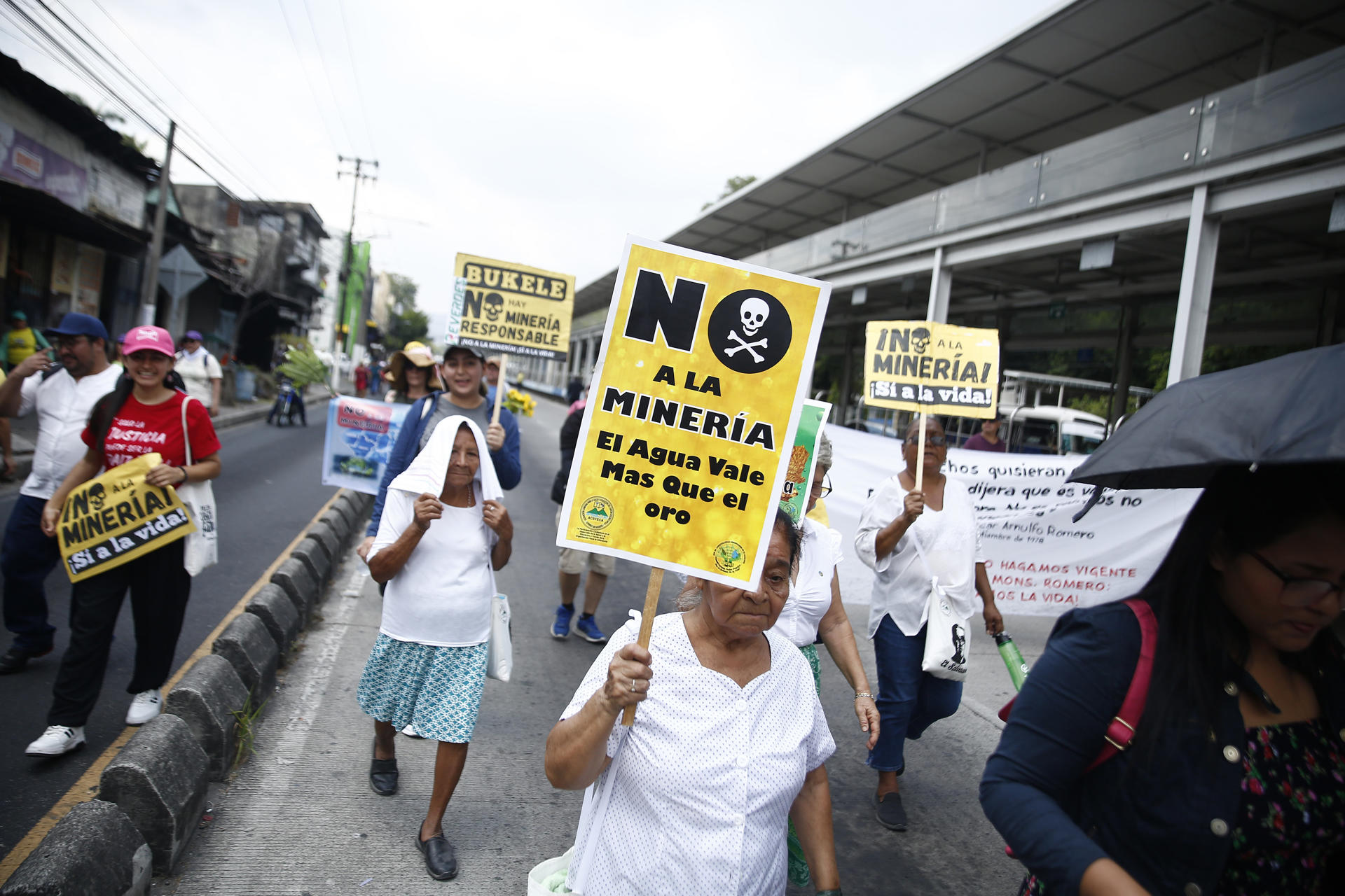 Personas participan en una manifestación este lunes, en San Salvador (El Salvador). EFE/Rodrigo Sura