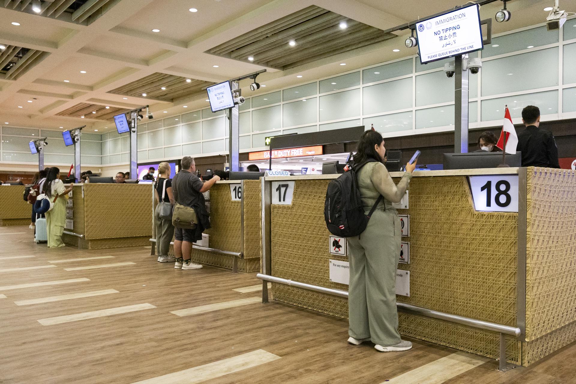 Fotografía de archivo, tomada el 21/02/2025, que muestra a personas en los puestos de migración del aeropuerto internacional de Bali, Indonesia. EFE/EPA/MADE NAGI