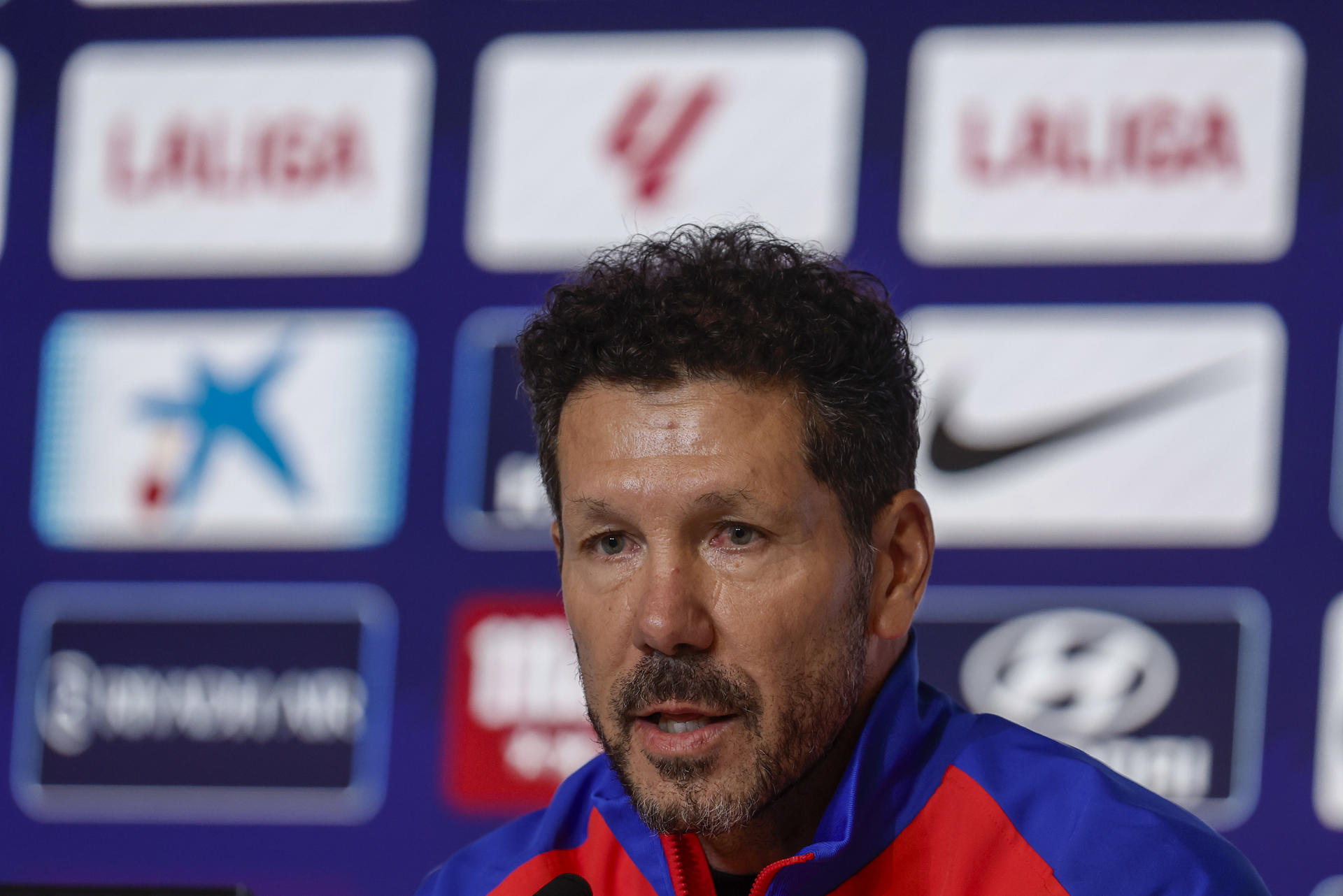 El técnico argentino del Atlético de Madrid, Diego Pablo Simeone, durante la rueda de prensa que ha ofrecido hoy sábado en Madrid previa al encuentro que disputan mañana frente al FC Barcelona. EFE / Sergio Perez.