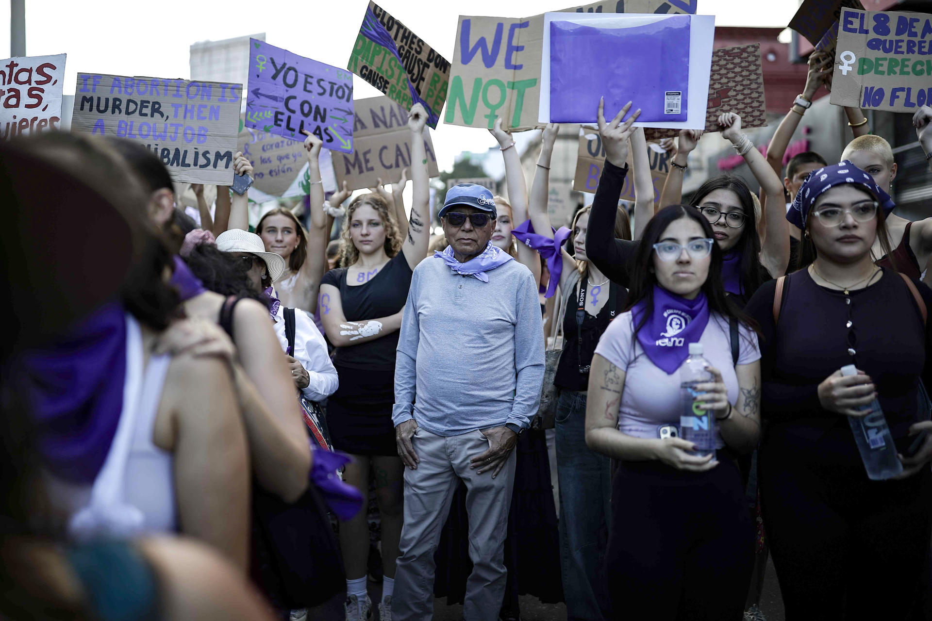 Personas participan durante una protesta en el Día Internacional de la Mujer este sábado en San José (Costa Rica). EFE/Jeffrey Arguedas