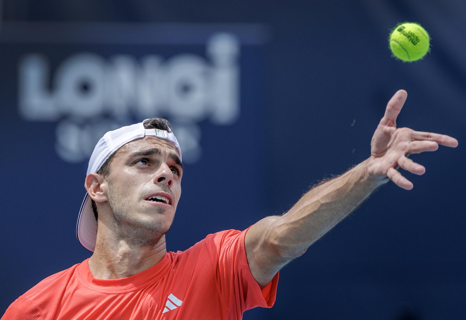 El tenista argentino Francisco Cerundolo sirve para el noruego Casper Ruud. EFE/Cristobal Herrera-Ulashkevich