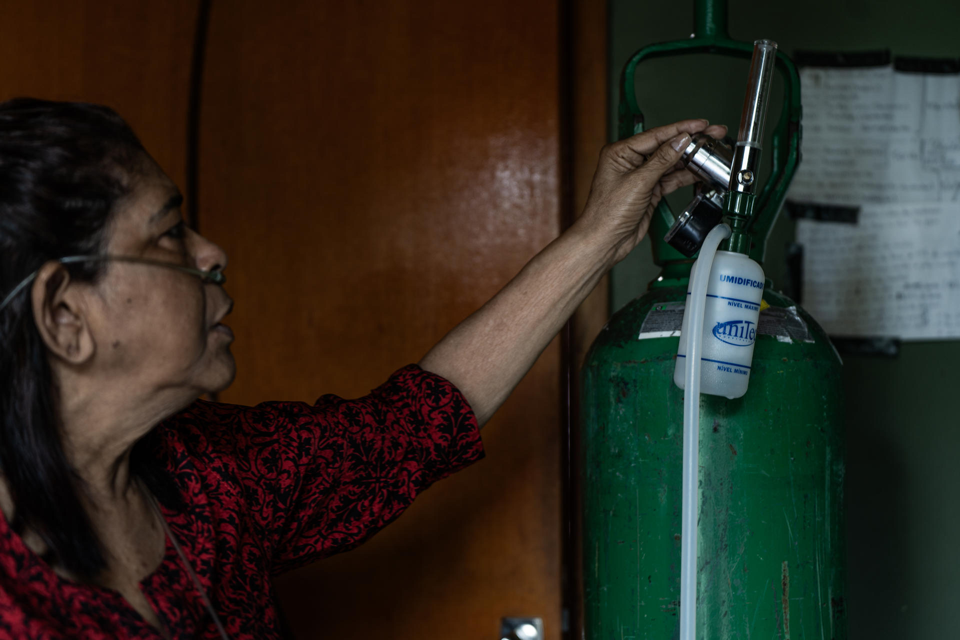 Fotografía del 31 de enero de 2025 de Eliana Souza do Nascimento respirando oxígeno con asistencia de un tanque en su vivienda, en Manaos (Brasil). EFE/ Raphael Alves