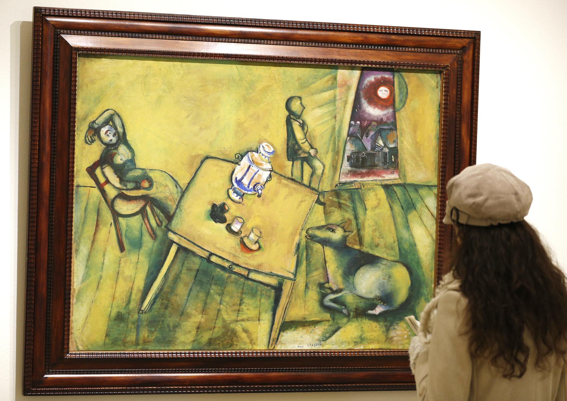 Hace 40 años murió en Francia Marc Chagall, uno de los grandes pintores del vanguardismo. En la imagen, su obra 'Las tres y media' (1911). EFE/Ángel Díaz/Archivo