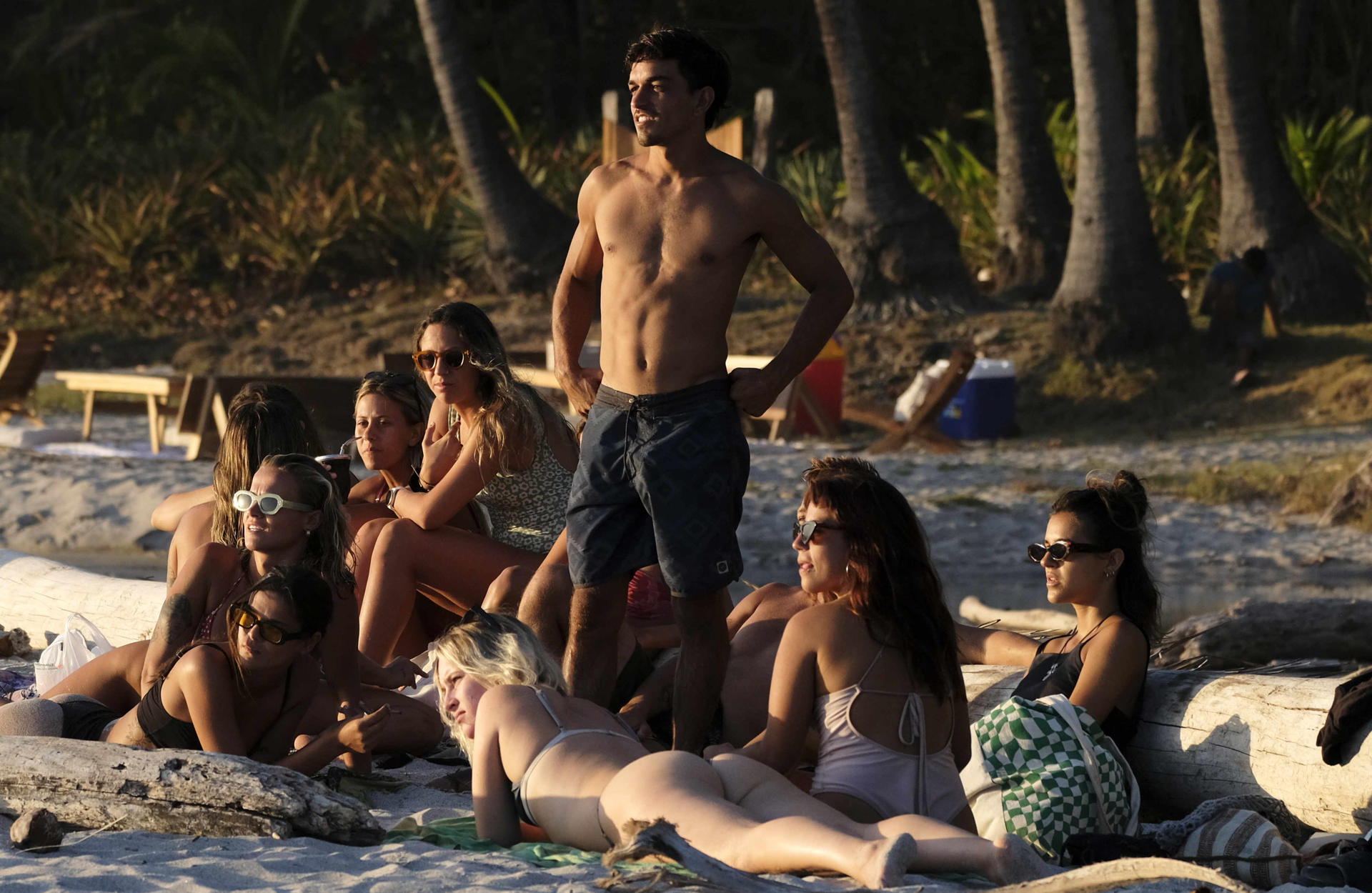 Fotografía de archivo en la que se registró a un grupo de turistas en una playa de Santa Teresa, en la provincia de Puntarenas (Costa Rica). EFE/Jeffrey Arguedas