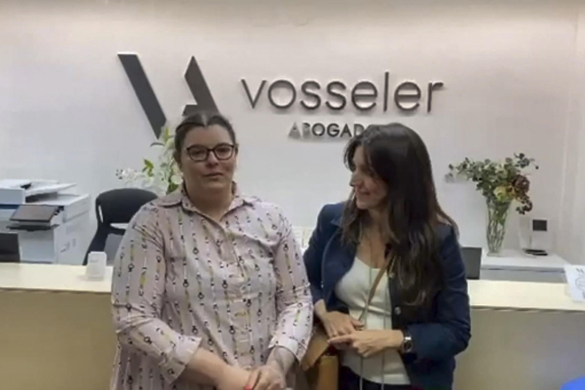 Captura de video de la joven Fàtima Ofkir (i), junto a la abogada Mónica Santiago, que ha llegado este domingo al aeropuerto de El Prat tras ser amnistiada por el sultán de Omán, y que ha salido evitando a los medios de comunicación que le esperaban en la terminal, ha manifestado por medio de un videocomunicado que ya está en casa y que hablará "cuando esté un poco mejor y perfectamente estabilizada". EFE/BUFETE VOSSELER -SOLO USO EDITORIAL/SOLO DISPONIBLE PARA ILUSTRAR LA NOTICIA QUE ACOMPAÑA (CRÉDITO OBLIGATORIO)-
