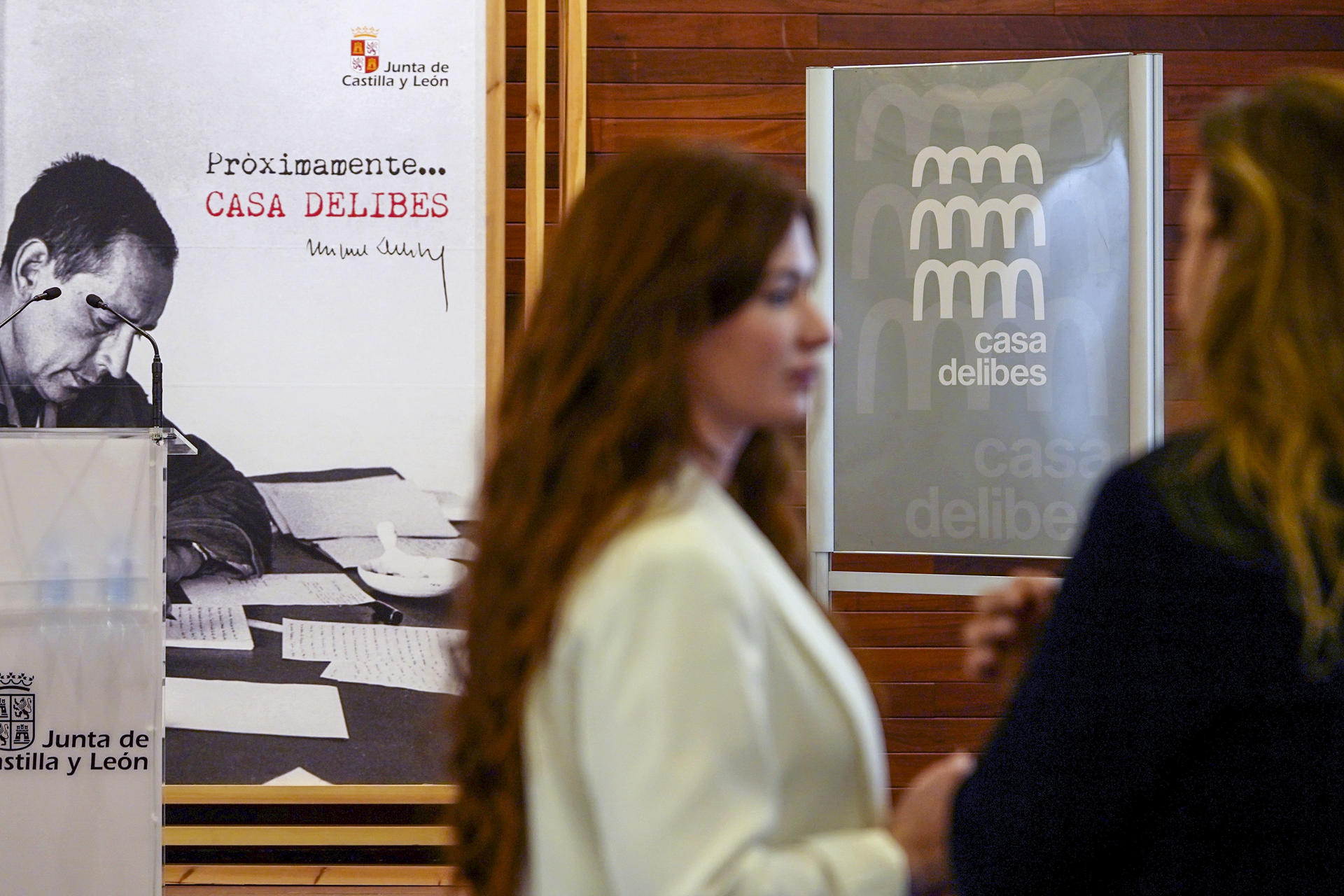 El legado del novelista y académico Miguel Delibes (1920-2010) contará en el Palacio del Licenciado Butrón, un edificio del siglo XVI situado en el centro histórico de Valladolid, su casa-museo cuyos últimos detalles exponen el consejero de Cultura, Turismo y Deporte, Gonzalo Santonja, y el presidente de la Fundación Miguel Delibes, Germán Delibes.EFE/Nacho Gallego