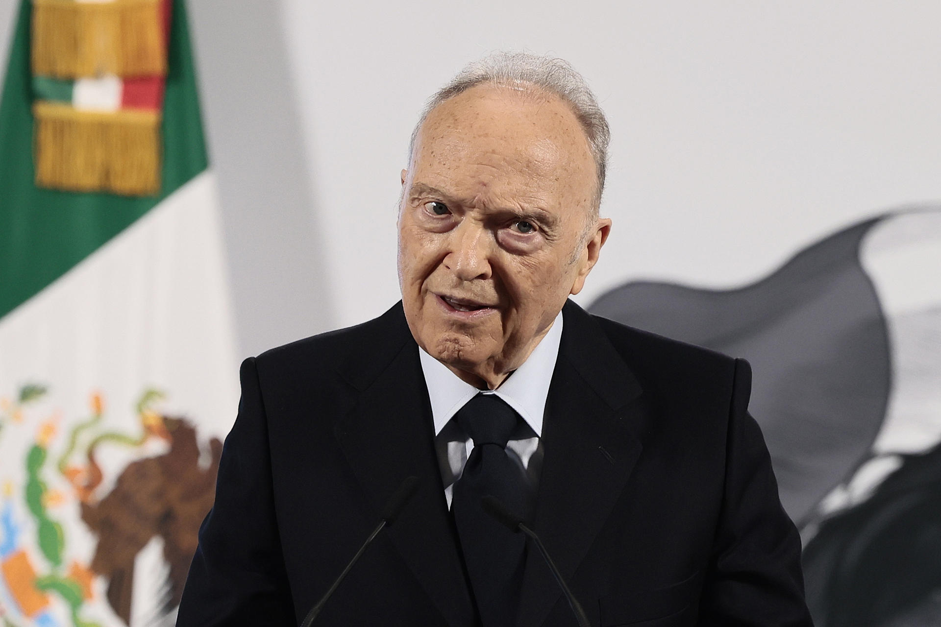 El Fiscal General de la República, Alejandro Gertz Manero, habla durante una rueda de prensa este martes, en el Palacio Nacional en Ciudad de México (México). EFE/ José Méndez
