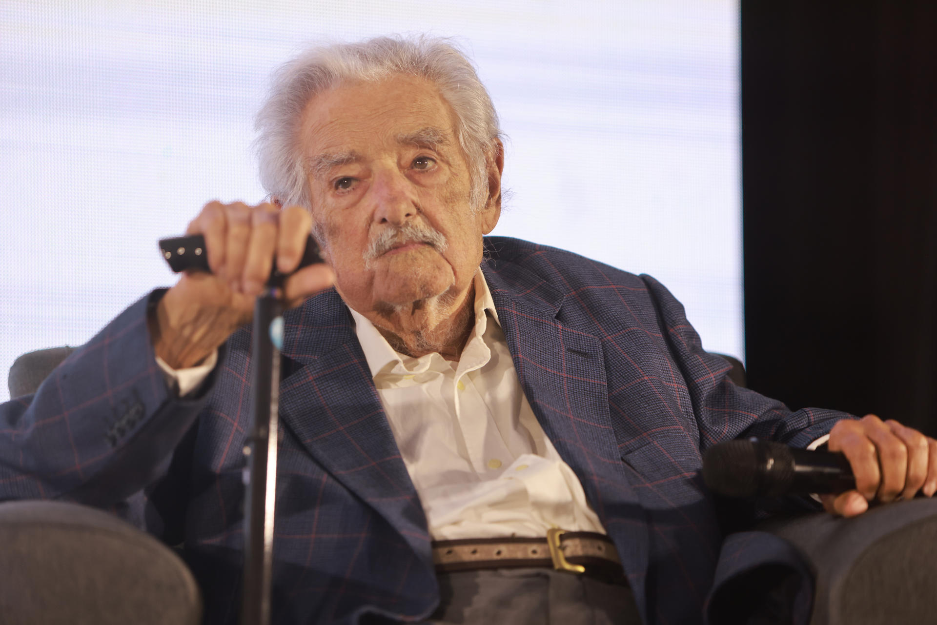 El expresidente de Uruguay José Mujica participa en un encuentro que el opositor Partido Colorado organiza para conmemorar los 40 años de democracia en el país este jueves, en Montevideo (Uruguay). EFE/ Gastón Britos