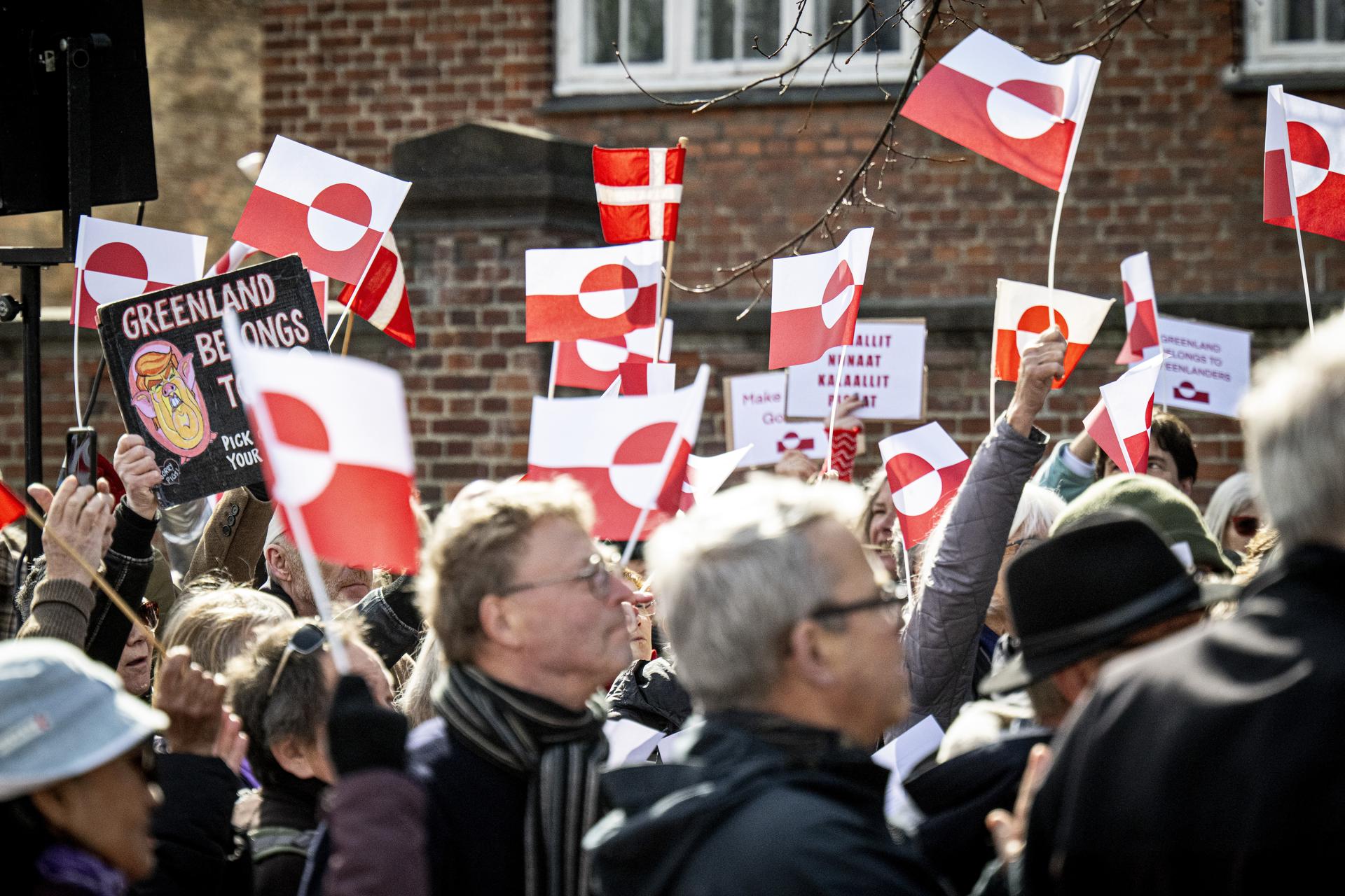 Manifestantes protestan frente a la Embajada de Estados Unidos en Copenhague el 29 de marzo de 2025.EFE/EPA/NILS MEILVANG  DENMARK OUT