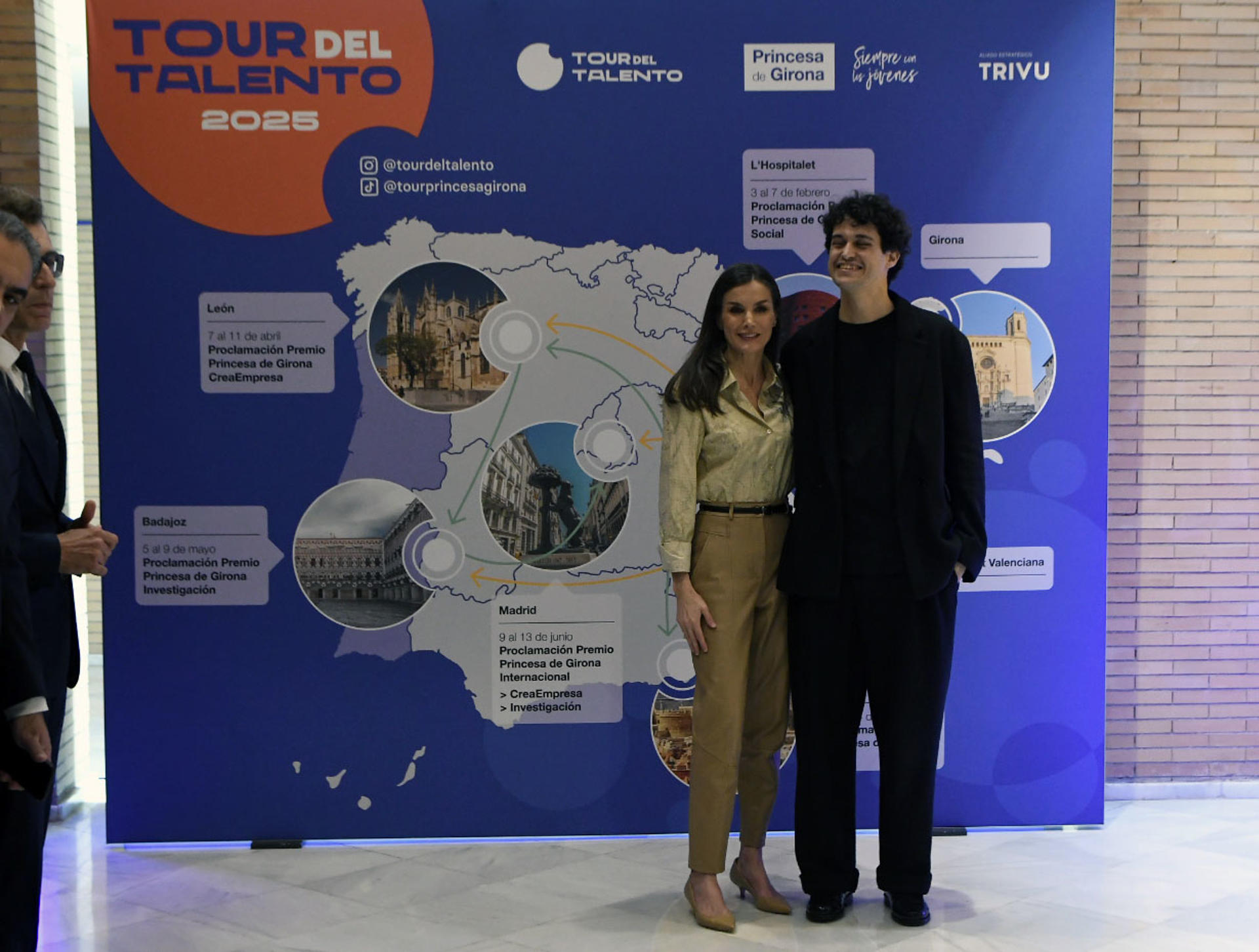 La reina Letizia posa junto al arquitecto Manuel Bouzas Barcala que ha sido distinguido este viernes con el Premio Princesa de Girona Arte 2025, momentos antes de entregar dicho galardón en el acto central Tour de Talento que se celebra en Almería. EFE/Carlos Barba