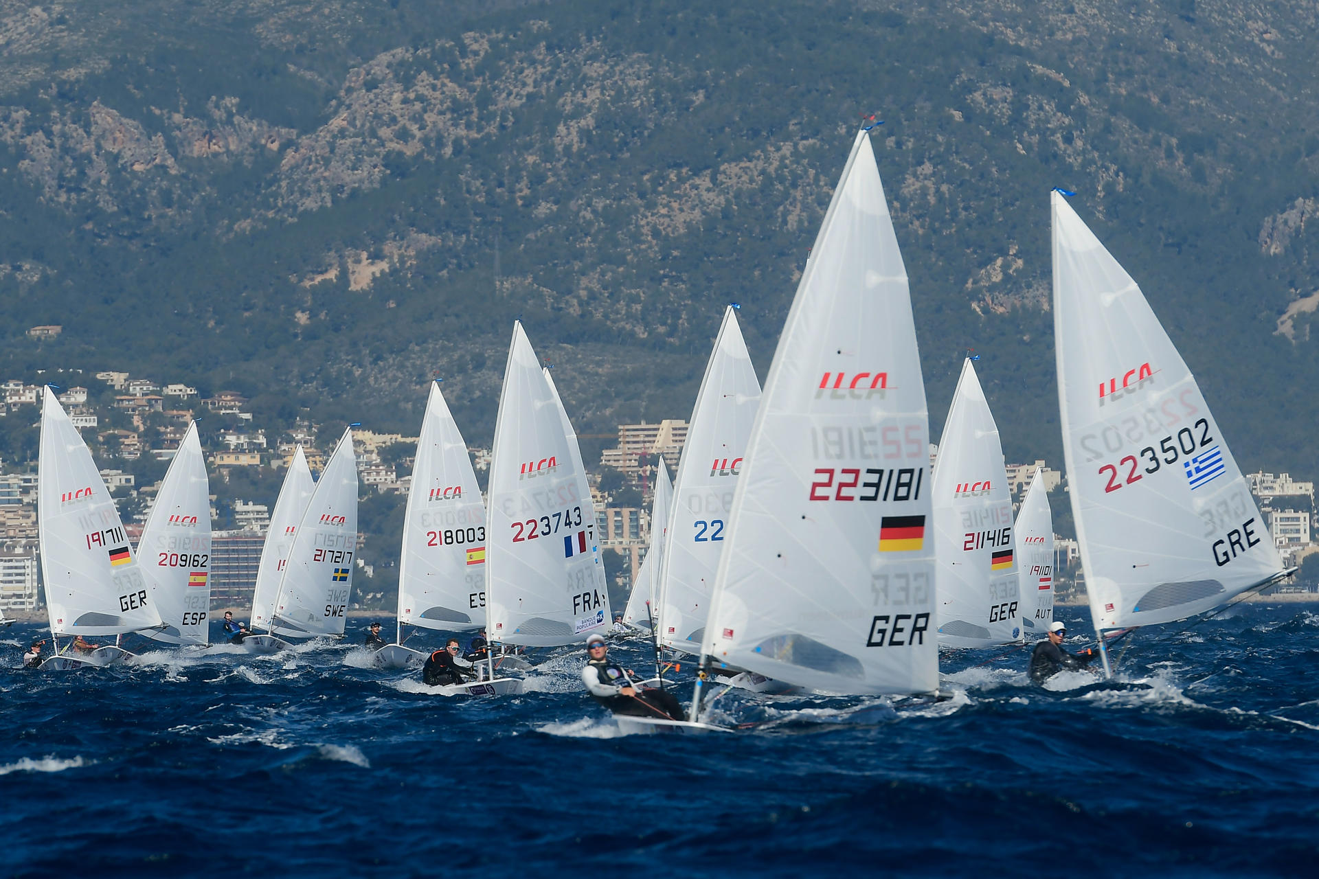 Embarcaciones de la clase ILCA 7 durante la regata del 54 Trofeo Princesa Sofía de vela disputada en la bahía de Palma, este lunes. EFE/MIQUEL A. BORRÀS