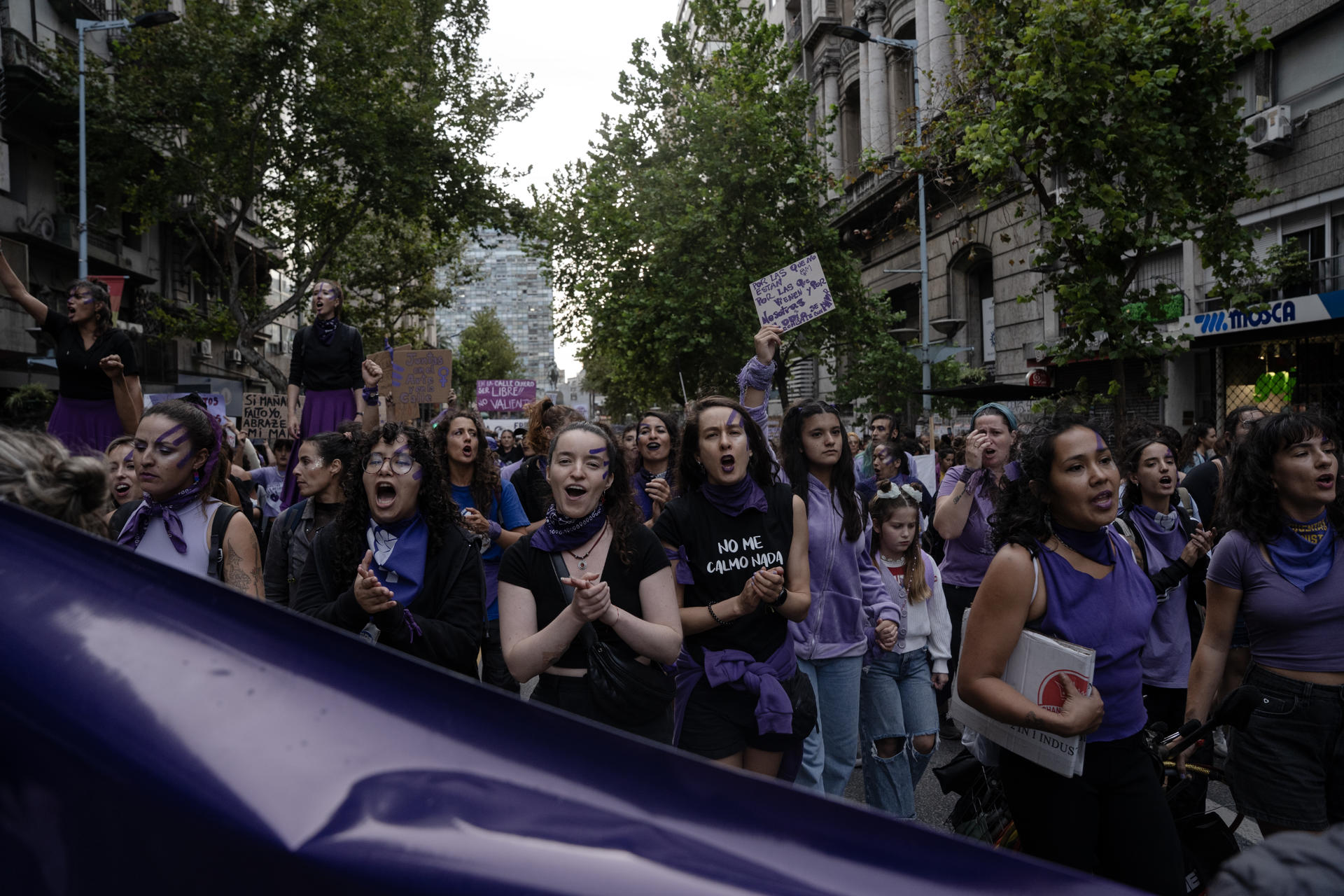 Mujeres participan en una marcha en el marco del Día Internacional de la Mujer este sábado, en Montevideo (Uruguay). EFE/Meri Parrado