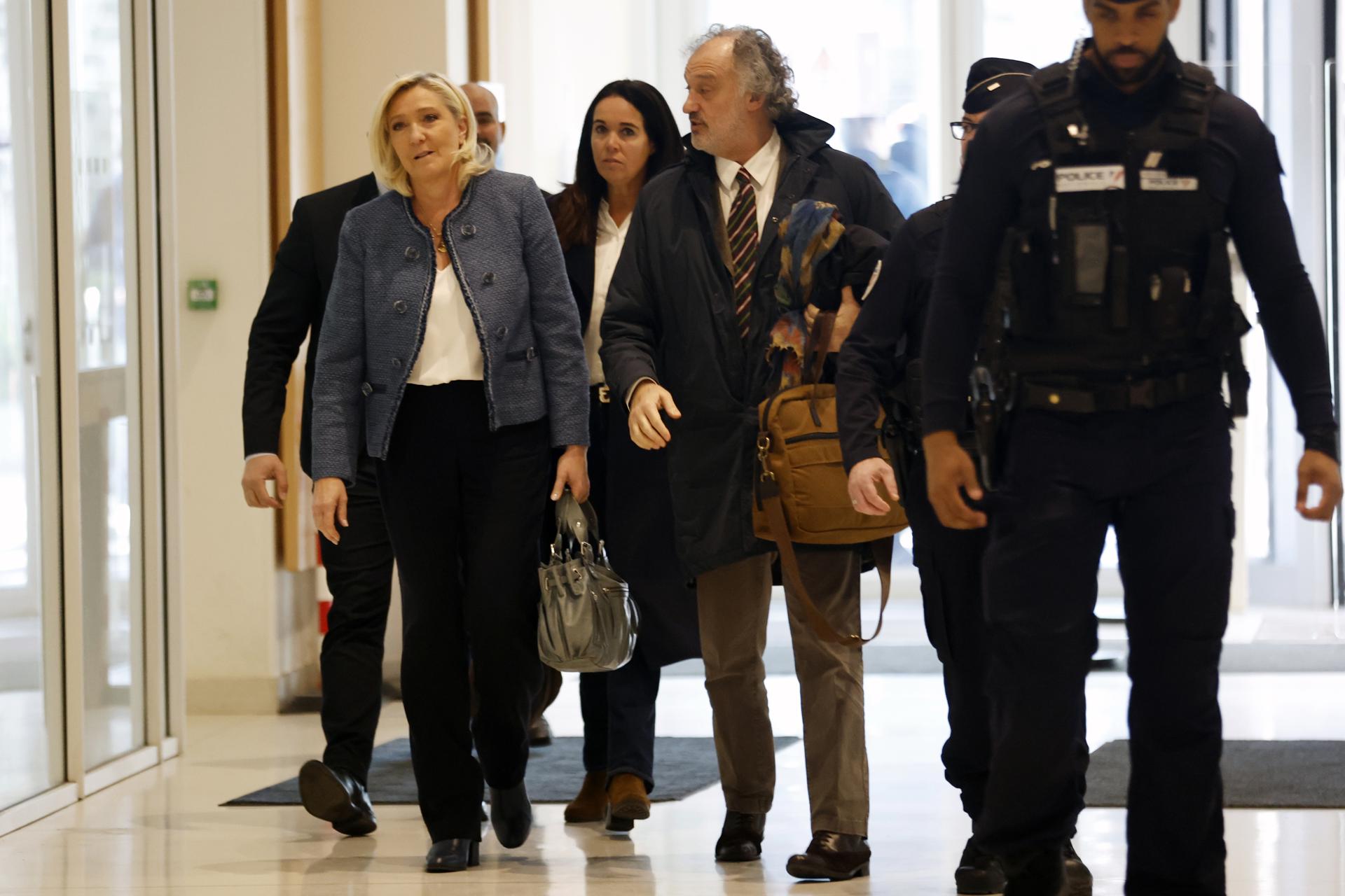 La llegada de la líder de la extrema derecha francesa Marine Le Pen al tribunal en Paris. EFE/EPA/MOHAMMED BADRA

