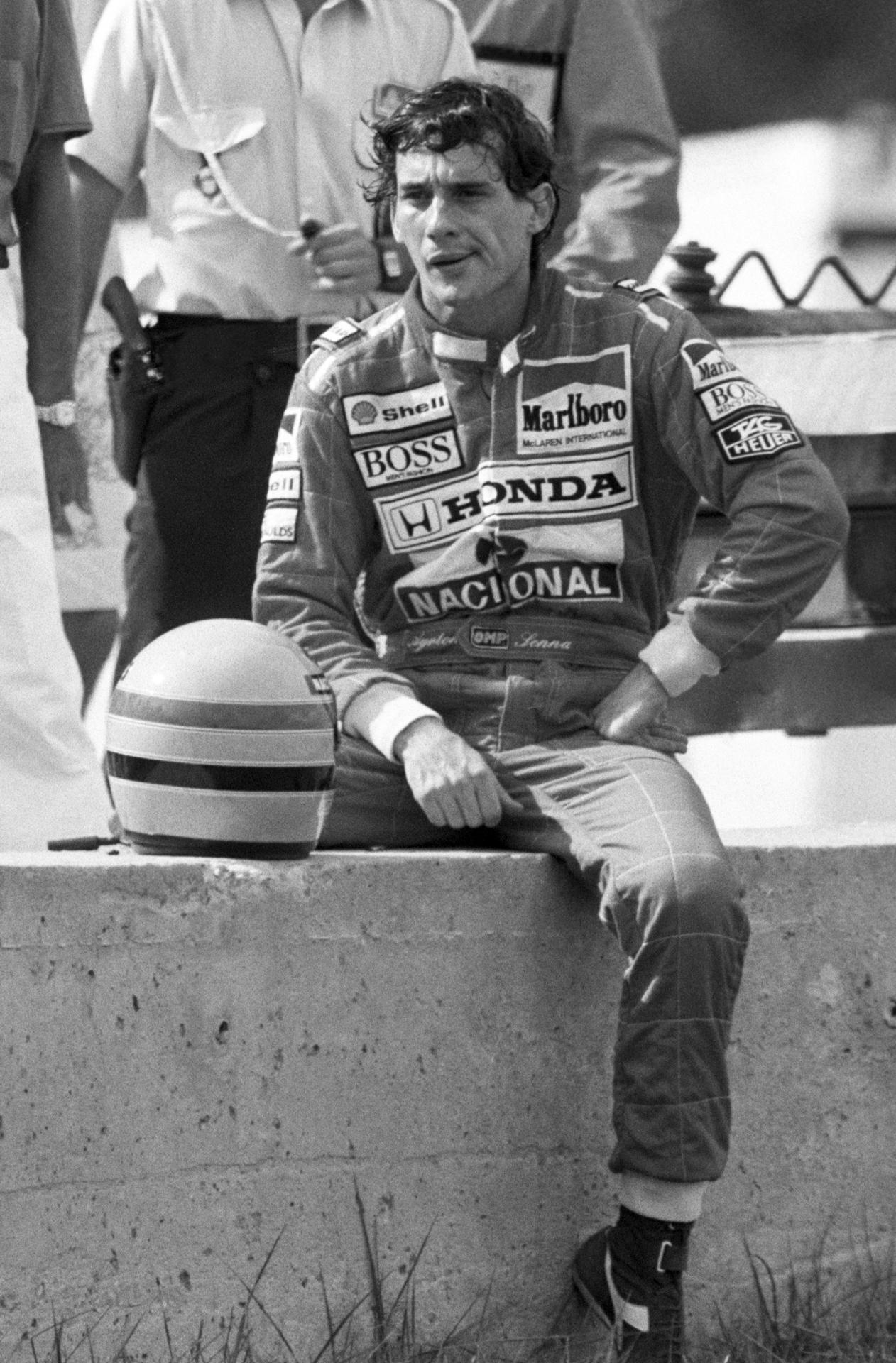 El piloto brasileño, Ayrton Senna, fotografiado en 1990, en el Gran Premio de España de Formula 1 disputado en el circuito de Jerez. EFE/Rafael Díaz/Archivo.