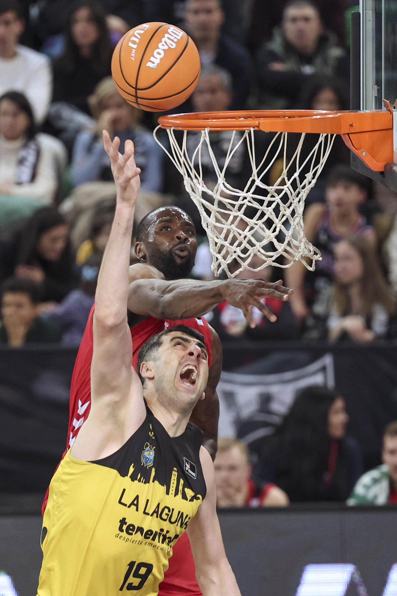 El pívot georgiano del La Laguna Tenerife Giorgi Shermadini supera al pívot estadounidense del Bilbao Marvin Jones (detrás) durante el partido de Liga Endesa de baloncesto que se disputó en el Bilbao Arena. EFE/ Luis Tejido