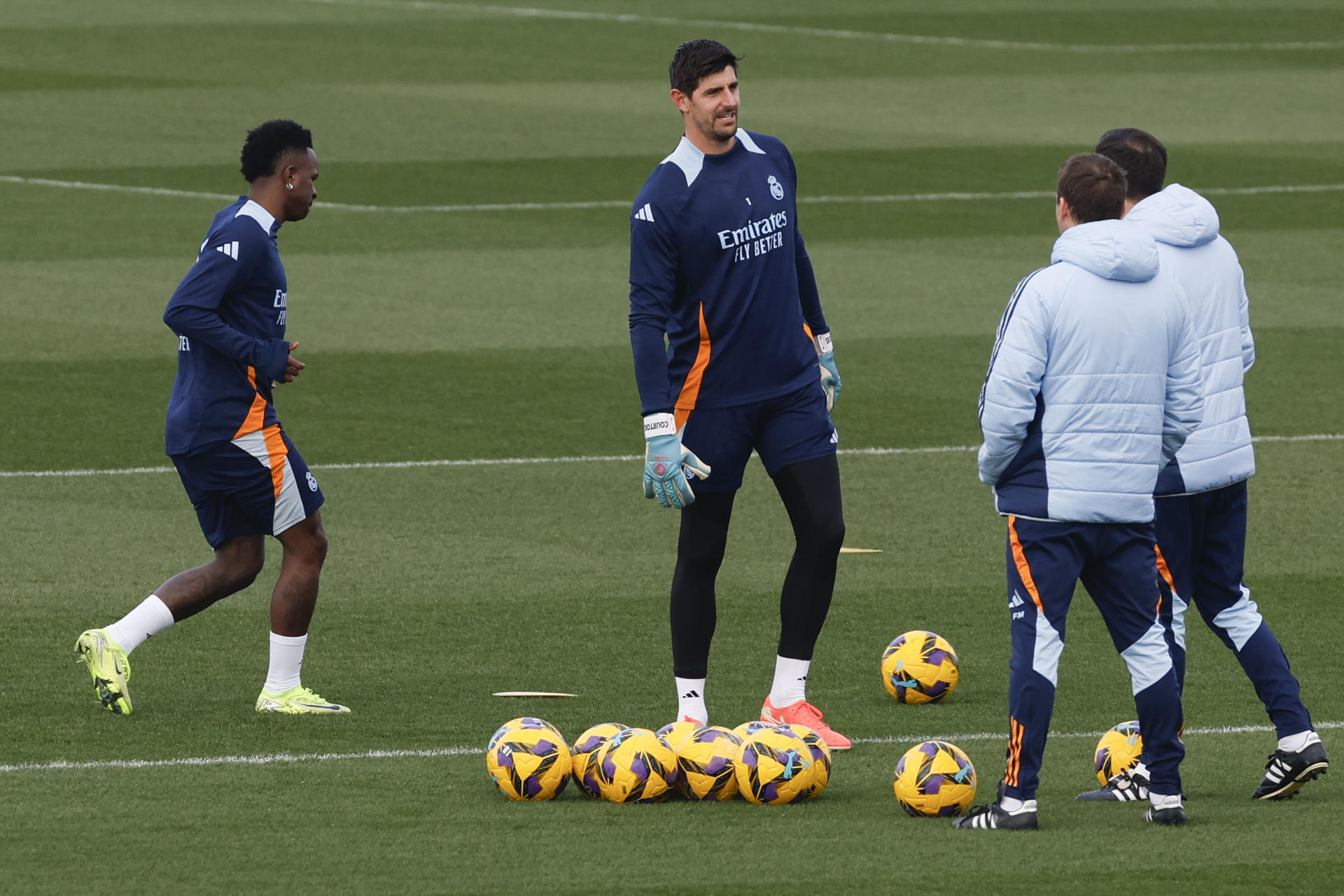 El guardameta belga del Real Madrid Thibaut Courtois asiste al entrenamiento del equipo en la ciudad deportiva en Valdebebas en foto de archivo de J.J. Guillén. EFE