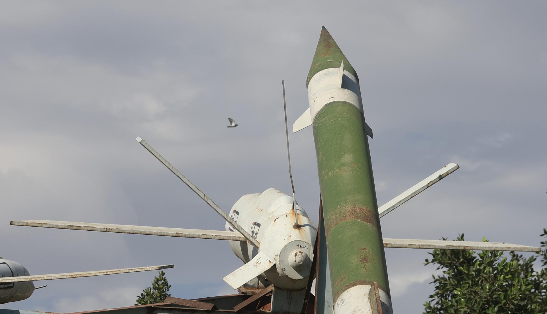 - Una exhibición de misiles y drones simulados fabricados por los hutíes en una plaza de Saná, Yemen, 05 de marzo de 2025. Los hutíes de Yemen afirmaron haber derribado un dron MQ-9 Reaper del ejército de EE. UU. mientras llevaban a cabo una misión hostil sobre el oeste de Yemen, dijo el portavoz militar de los hutíes, Yahya Sarea, en un comunicado. Estados Unidos ha reinstaurado la designación de 'organización terrorista extranjera' para los hutíes de Yemen a la luz de sus ataques con misiles y drones contra la navegación en el Mar Rojo en 2024, en apoyo al pueblo palestino en Gaza. (Terrorist, United States) EFE/EPA/YAHYA ARHAB