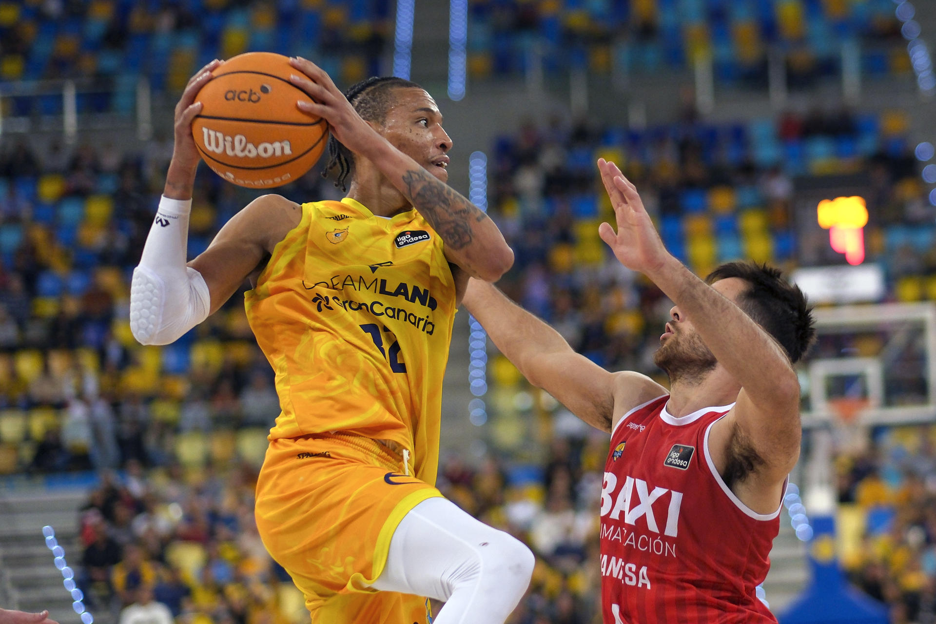 El escolta estadounidense de Gran Canaria, Joe Thomasson (i), con el balón ante el escolta italiano de Baxi Manresa, Santiago Vescovi, durante el encuentro correspondiente a la fase regular de la Liga Endesa que disputaron Gran Canaria y Baxi Manresa en el Gran Canaria Arena. EFE/Ángel Medina G.