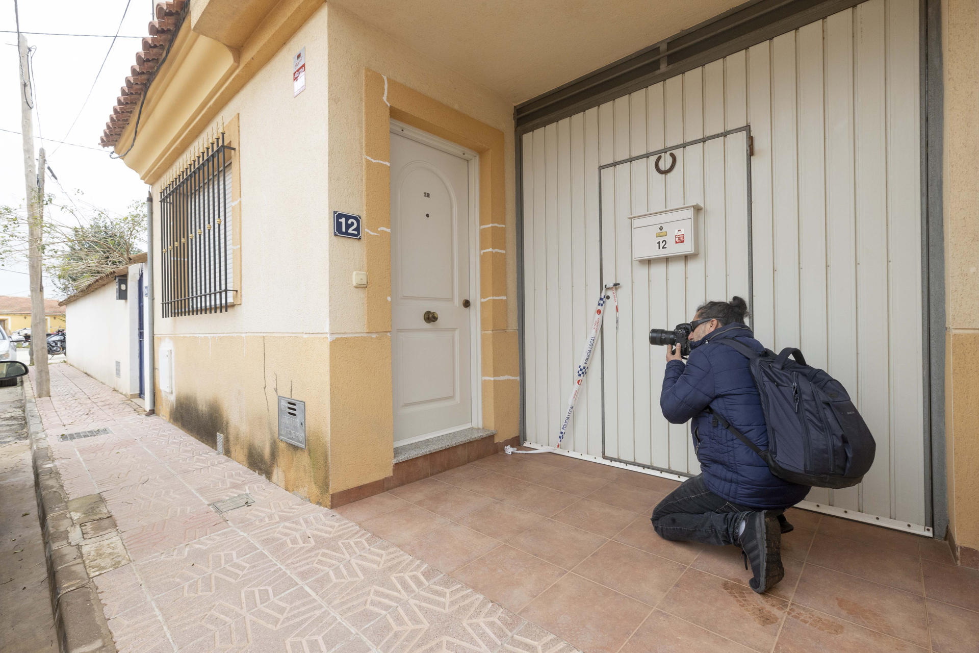 Vivienda donde anoche un hombre de 31 años falleció a consecuencia de los disparos de escopeta que le propinó su cuñado durante una discusión en Fuente Álamo (Murcia). EFE/ Marcial Guillén
