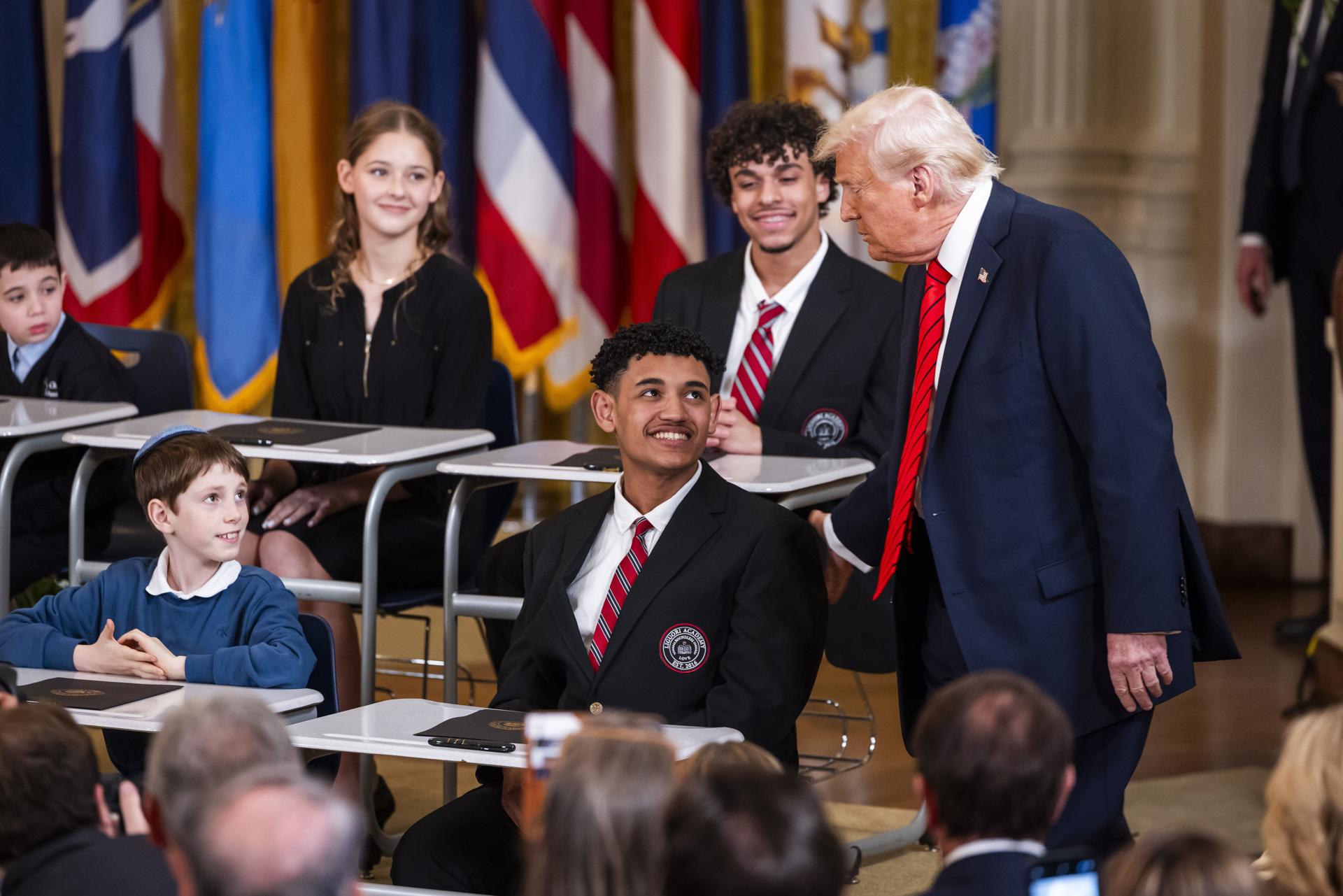 Fotografía del presidente estadounidense, Donald Trump, se prepara para firmar una orden ejecutiva destinada a reducir el tamaño del Departamento de Educación (DOE), el 20 de marzo de 2025. EFE/JIM LO SCALZO / POOL