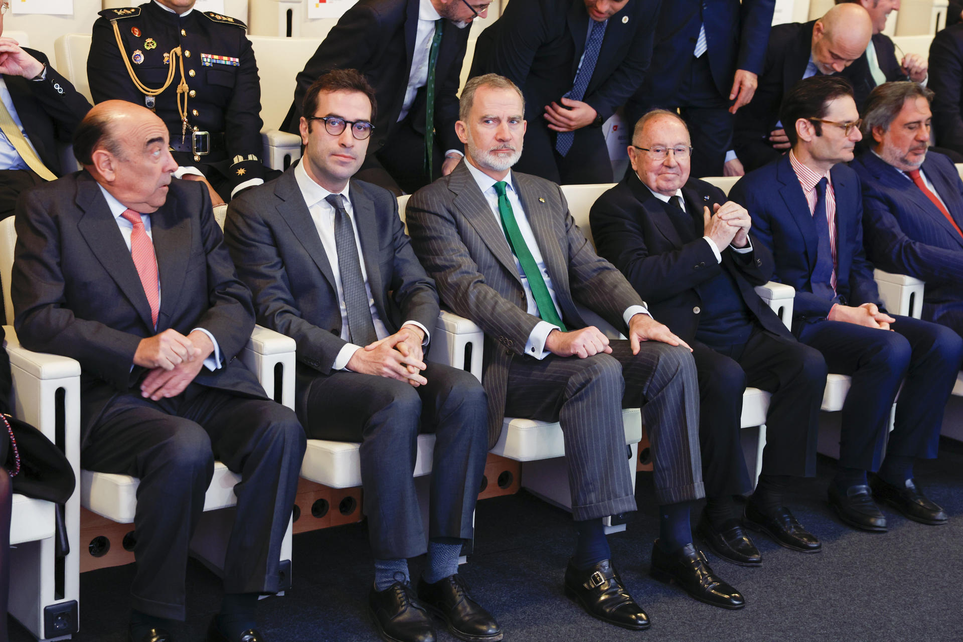 Felipe VI junto al ministro de Economía, Comercio y Empresa, Carlos Cuerpo (2i), durante la entrega del Premio Nacional Pyme del Año, este jueves en Madrid. EFE/ Javier Lizón