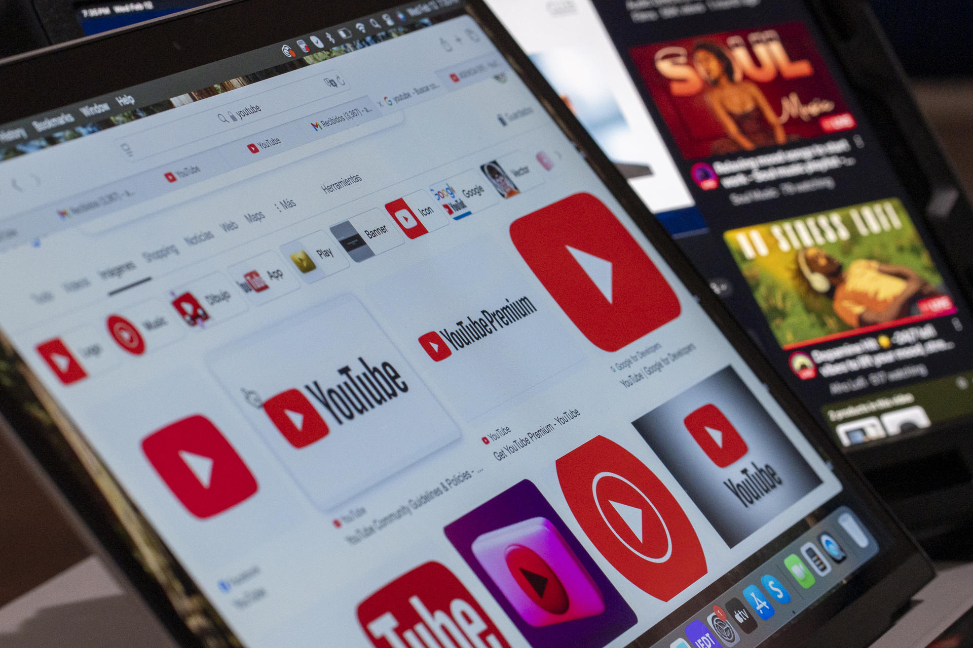 Fotografía de archivo, tomada el pasado 14 de febrero, en la que se registró la pantalla de un tableta con varios logos de la plataforma de contenidos audiovisuales YouTube, en Nueva York (NY, EE.UU.). EFE/Ángel Colmenares
