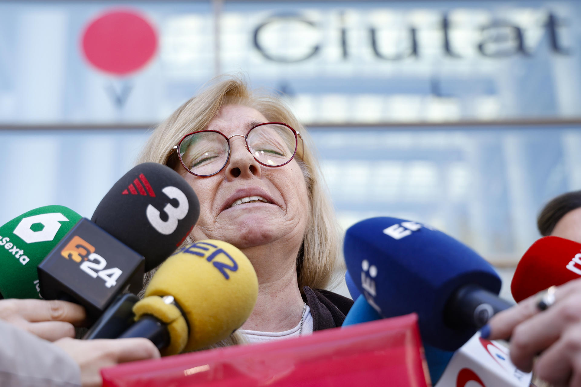Victoria Sánchez atiende a los medios de comunicación a las puertas de la Ciudad de la Justicia de València este miércoles. EFE/Miguel Ángel Polo