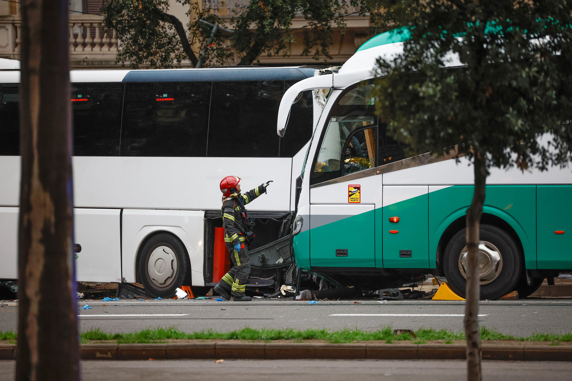 Vista del lugar del accidente en el que más de treinta personas han resultado heridas de diversa consideración, dos de ellas en estado crítico, al chocar dos autocares en la avenida Diagonal de Barcelona, lo que ha obligado a movilizar a los equipos de emergencias. Según han informado a EFE fuentes municipales, el accidente ha ocurrido, por motivos que se investigan, al embestir un autocar a otro por detrás, cuando circulaban por la Diagonal de Barcelona, a la altura del número 361.-EFE/ Alberto Estévez