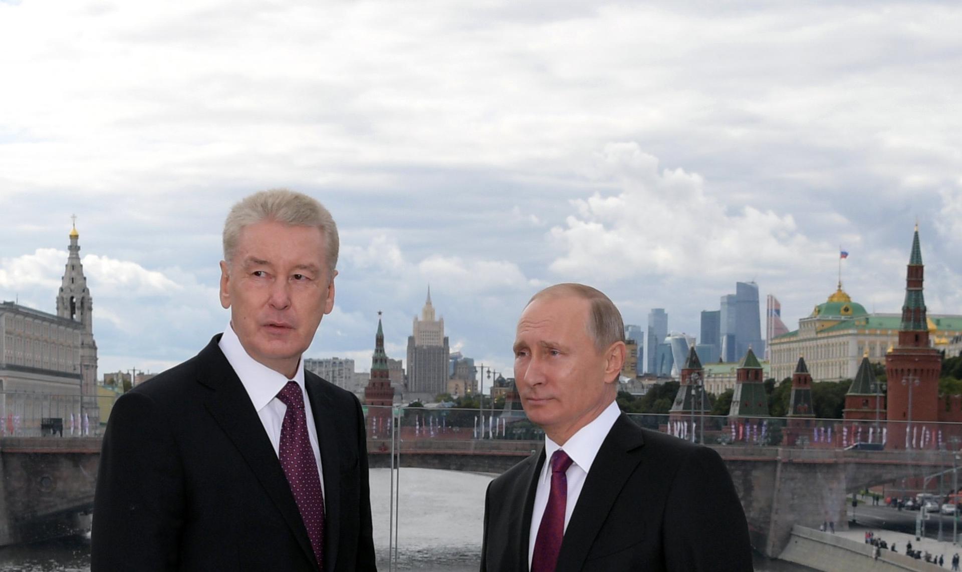 Foto de archivo del alcalde de Moscú, Serguéi Sobianin (I) y el presidente ruso, Vladimir Putin (D). EFE/EPA/ALEXEY DRUZHINYN /SPUTNIK/KREMLIN POOL MANDATORY CREDIT