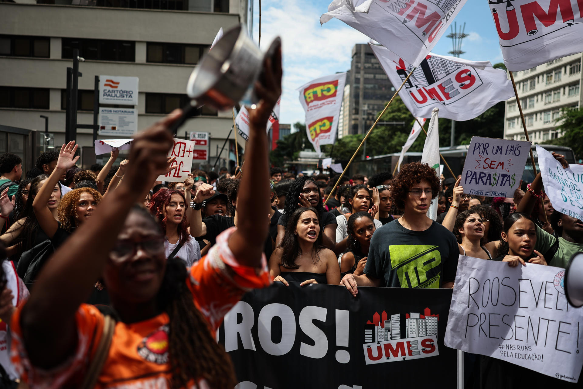 Miembros de centrales sindicales y estudiantes participan en una manifestación contra las altas tasas de interés este martes, frente al Banco Central de Brasil en Sao Paulo (Brasil). EFE/ Isaac Fontana