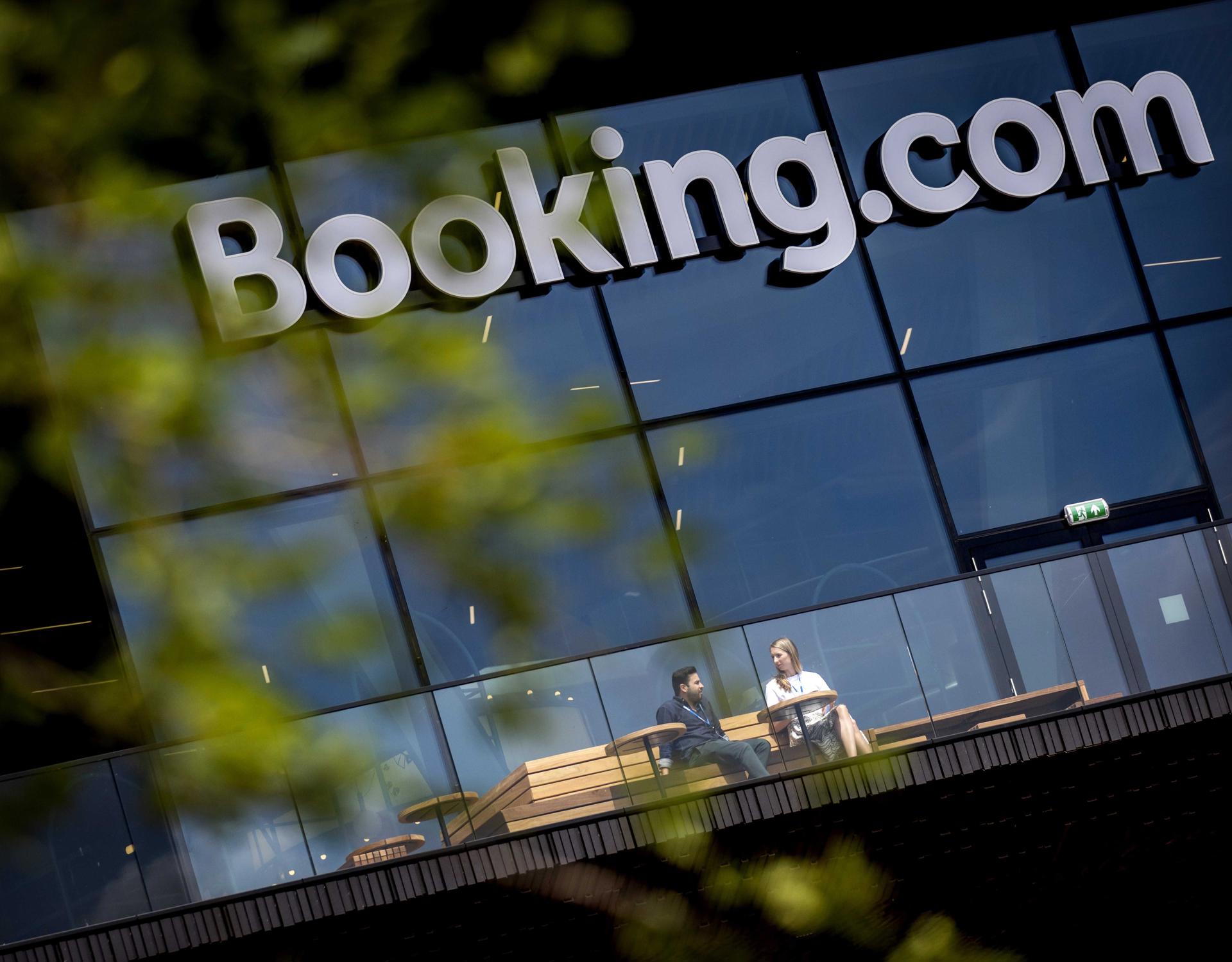 Vista exterior de la sede de Booking.com en Ámsterdam en una imagen de archivo. EFE/EPA/KOEN VAN WEEL